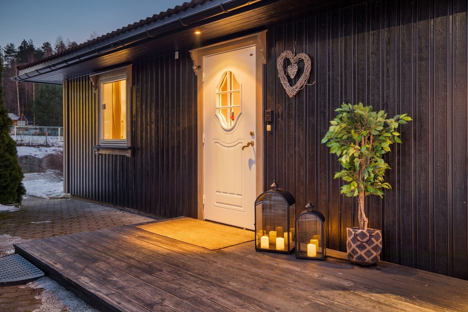 Vi ønsker velkommen inn via en fin markterrasse med plass for utemøblement. Galleribilde