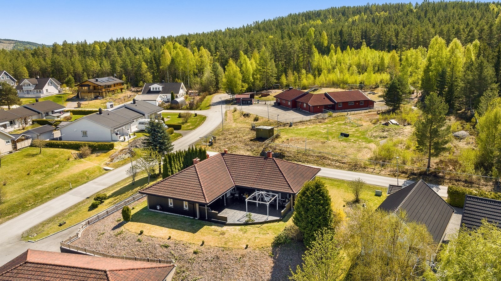 Meget barnevannlig beliggenhet i etablert boligstrøk Galleribilde