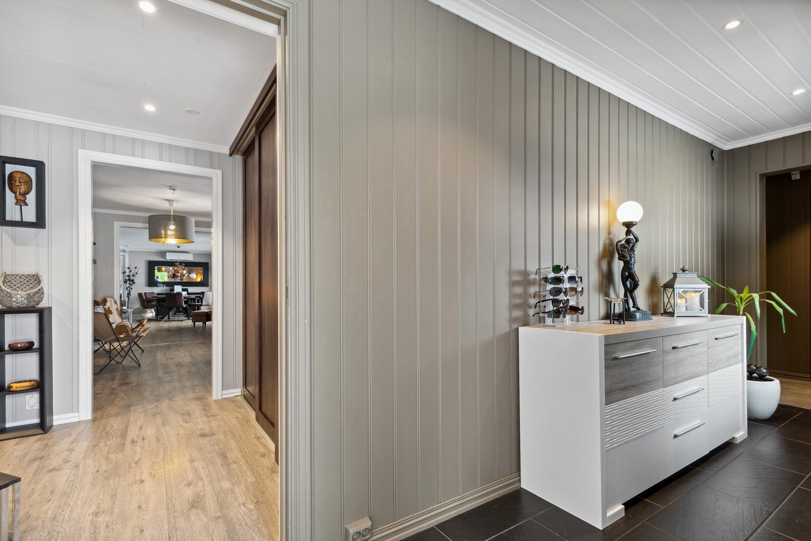 Downlights og fine fargekombinasjoner setter det gode førsteinntrykket som fortsetter gjennom hele boligen. Galleribilde