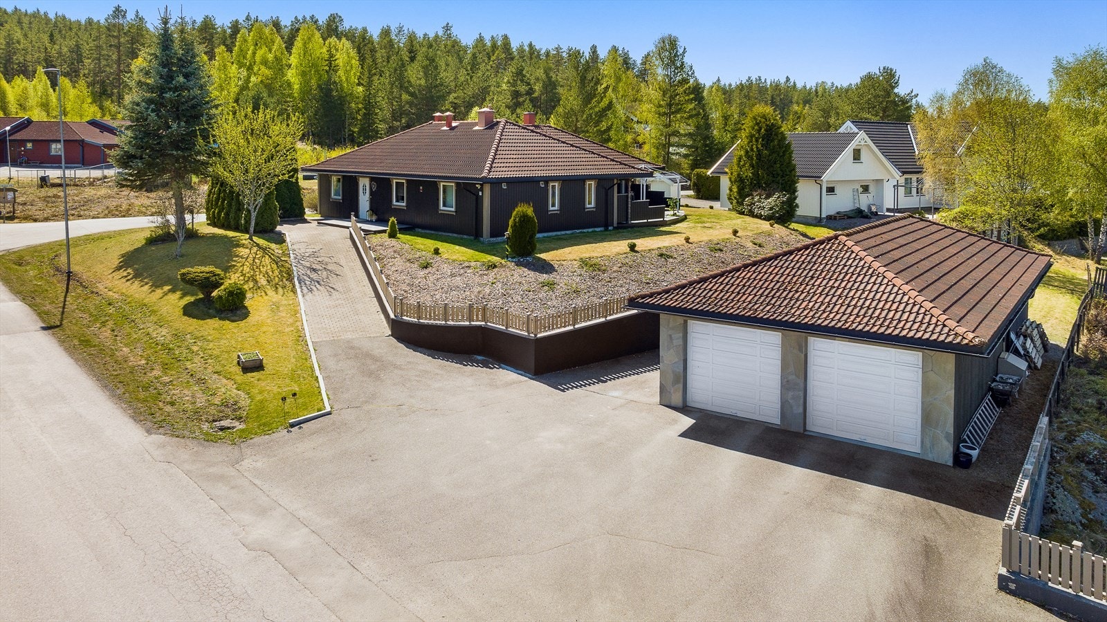 Eneboligen er på et plan og har en solfylt og skjermet uteplass. Galleribilde