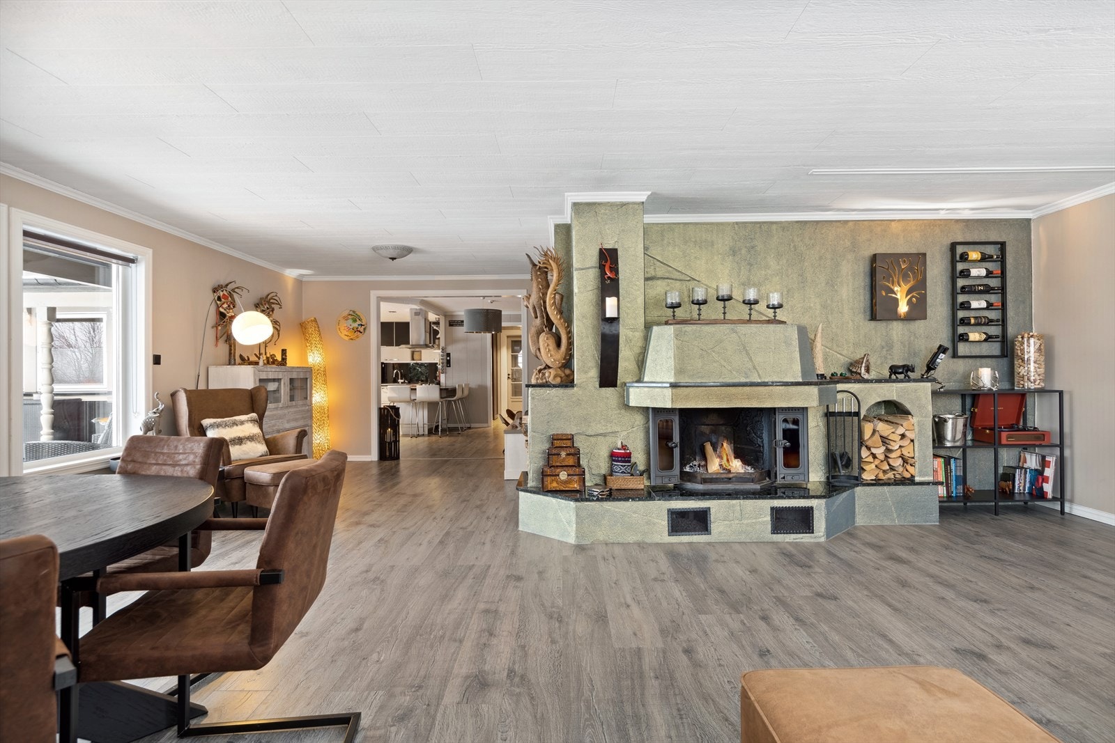 Peisen er plassert midt i rommet slik at den kan nytes fra forskjellige vinkler av stuen. Galleribilde