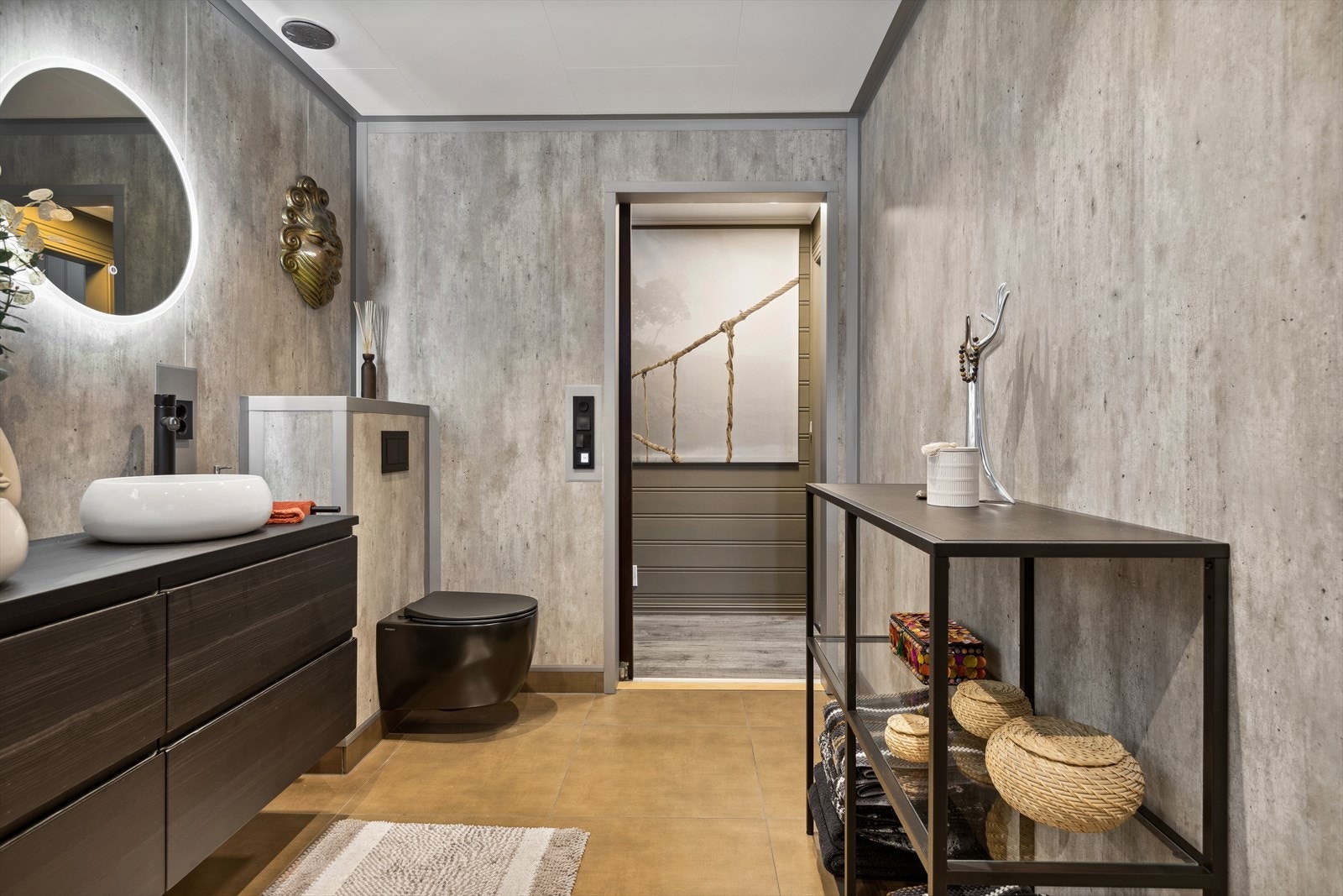 Badet er utstyrt med vegghengt toalett, en romslig innredning og to speil. Galleribilde