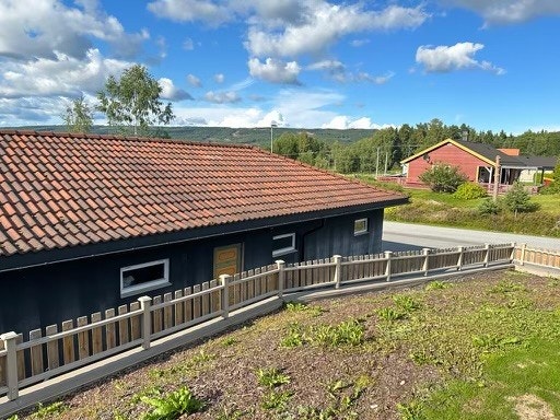 Garasjebygget er på 96 kvm og rommer dobbel garasje, trimrom og lager Galleribilde