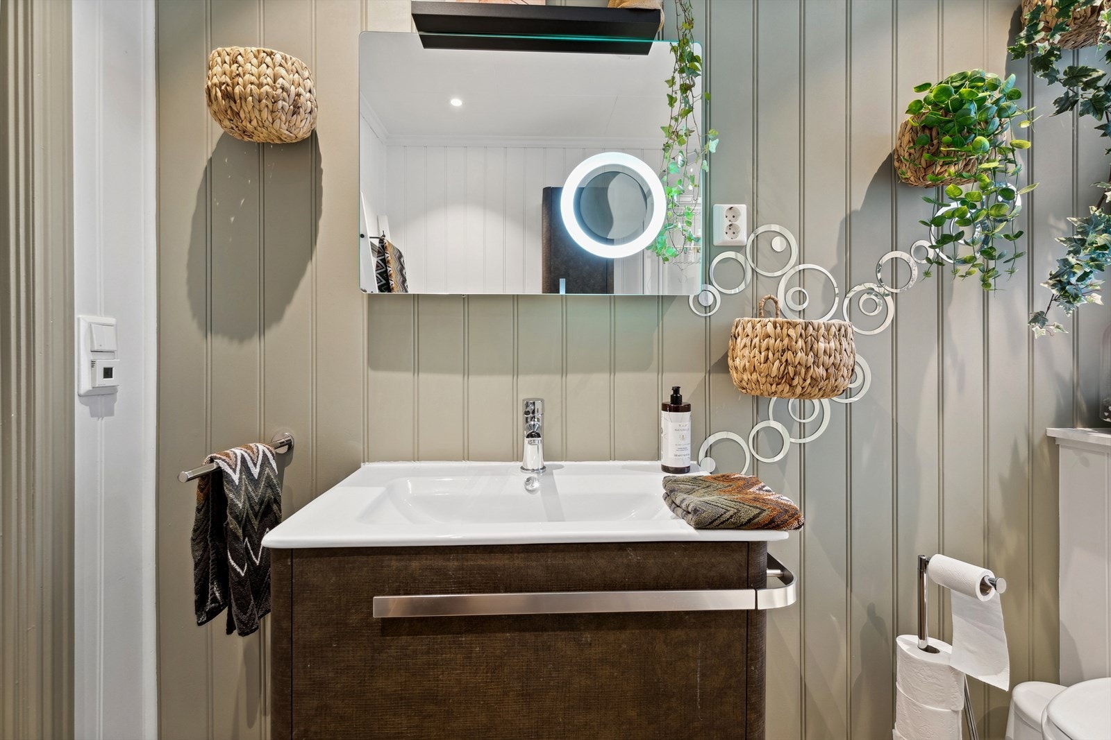 Dette badet har fliser på gulvet og mdf-panel på veggene. Galleribilde