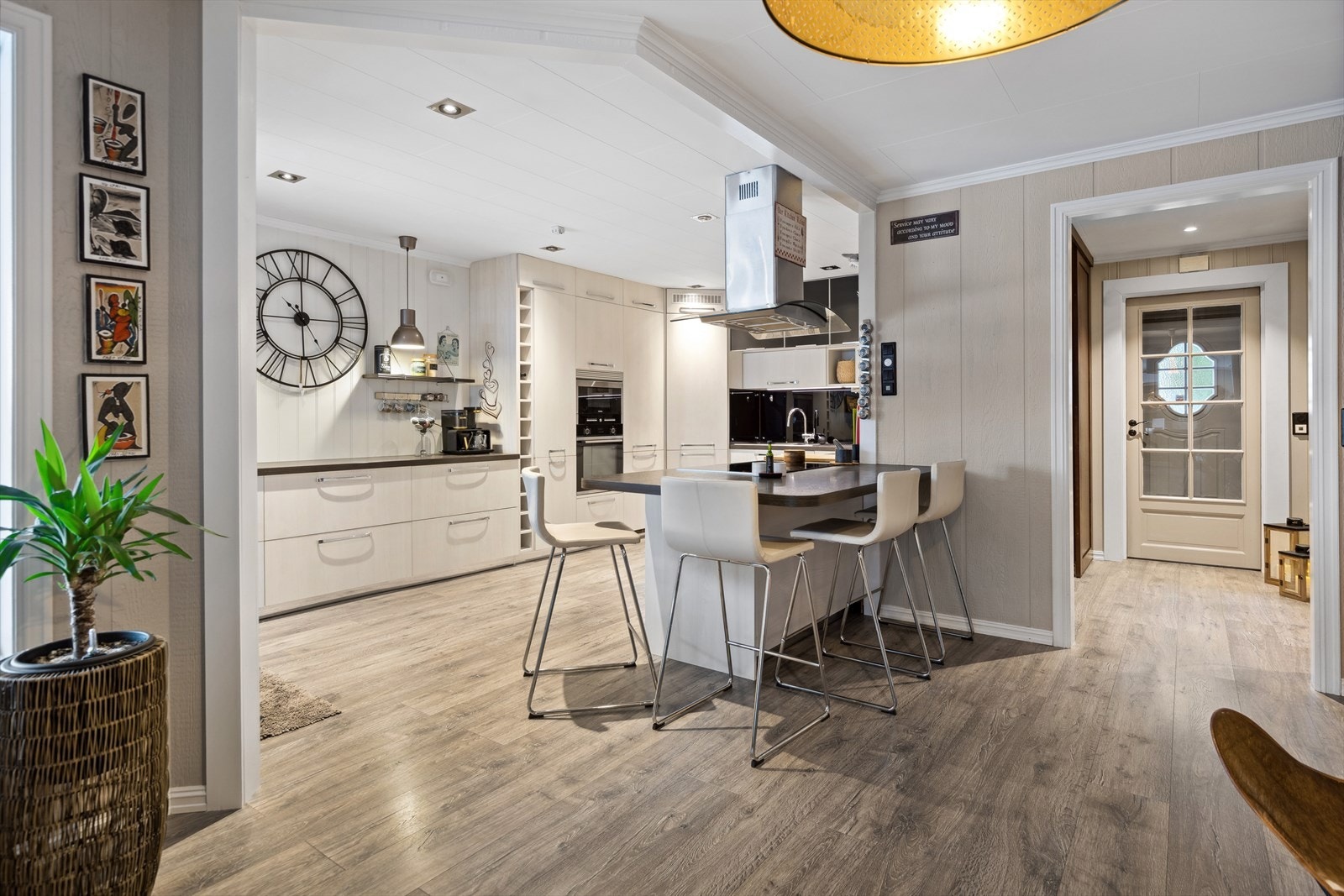 Den sosiale barløsningen gir plass til barstoler der du kan nyte frokosten eller holde kokken med selskap. Galleribilde