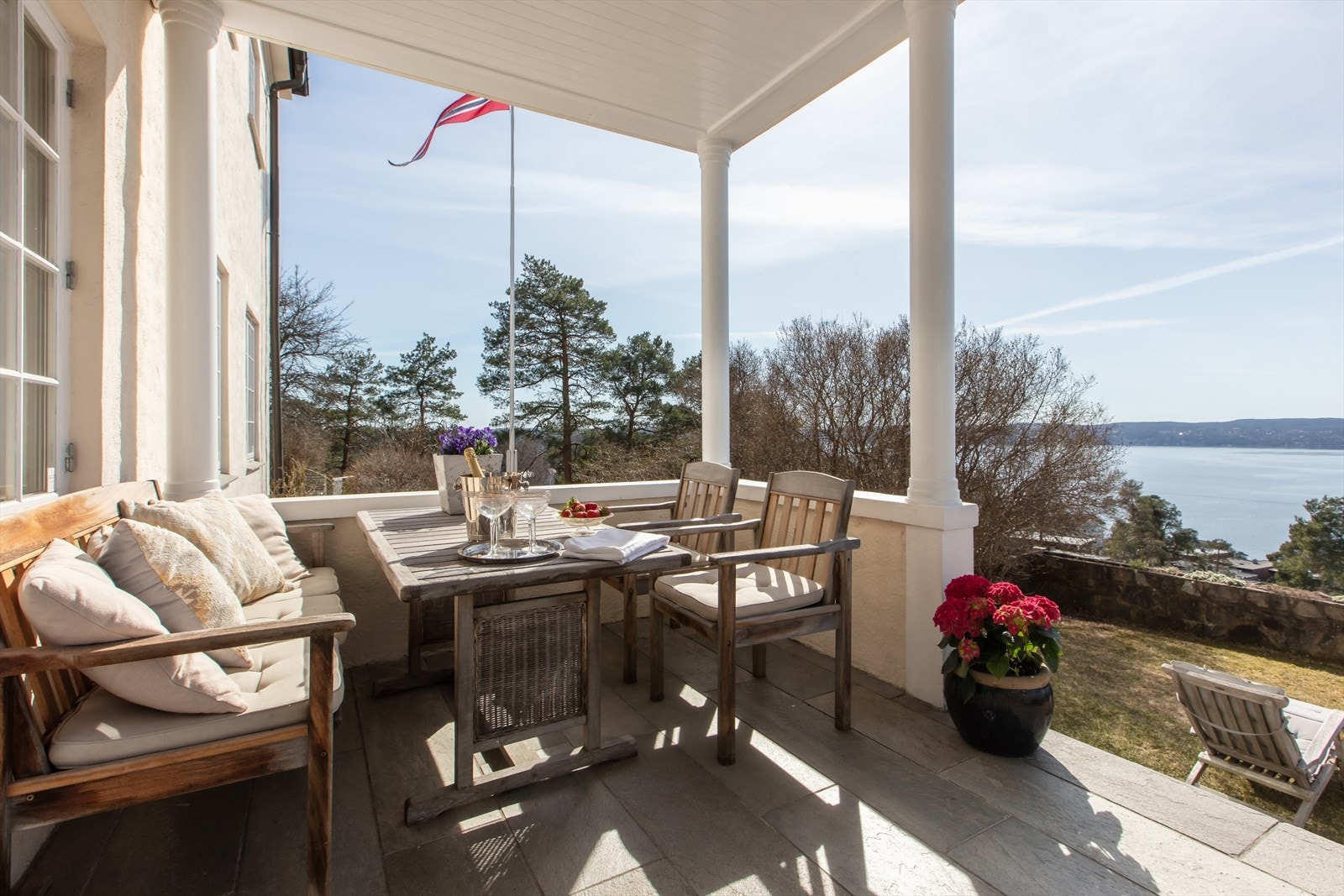 Stor overbygget terrasse med trapp ned til hagen Galleribilde