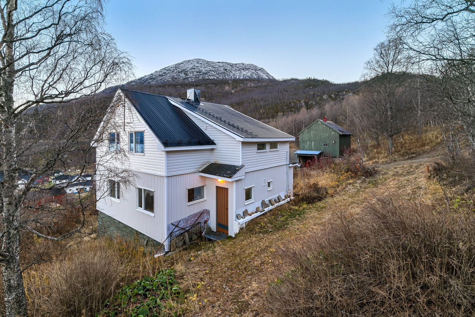 Det er skole, butikk og mekanisk verksted i nærområdet, samt kort vei til flotte rekreasjonsområder. Galleribilde