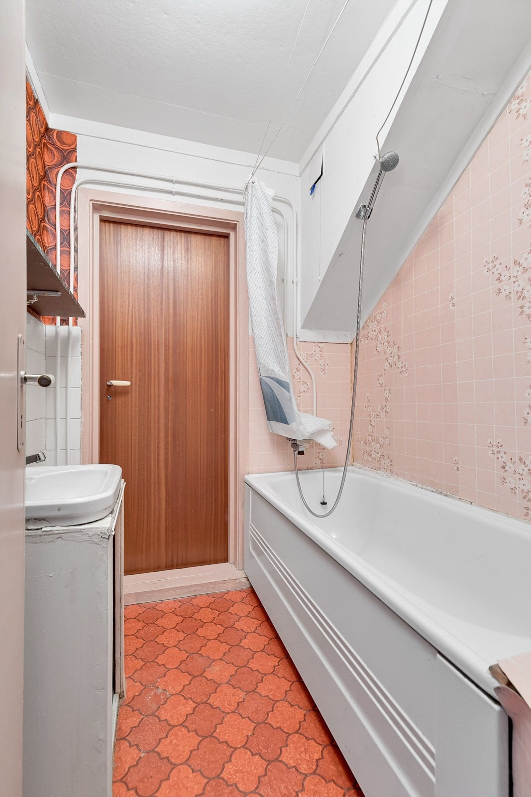 Badet ligger i 2. etg og er innredet med baderomsinnredning samt badekar. Galleribilde