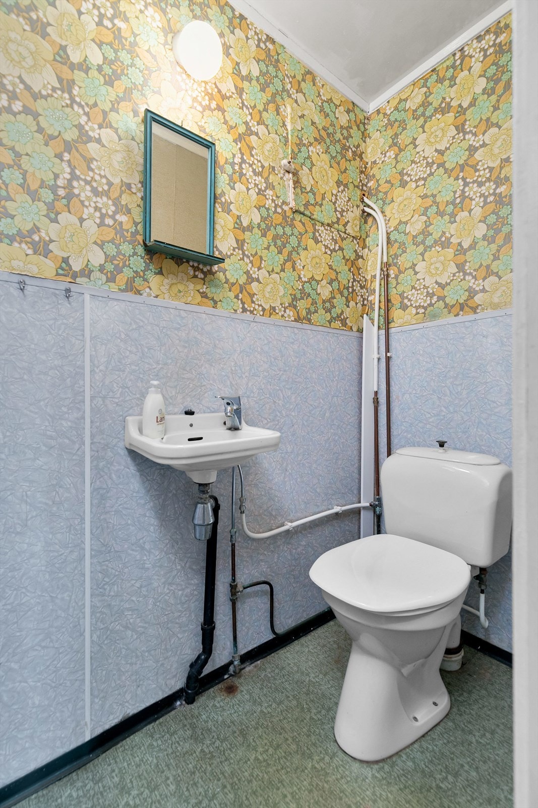 I 1. etg er det et wc- rom med servant. Galleribilde