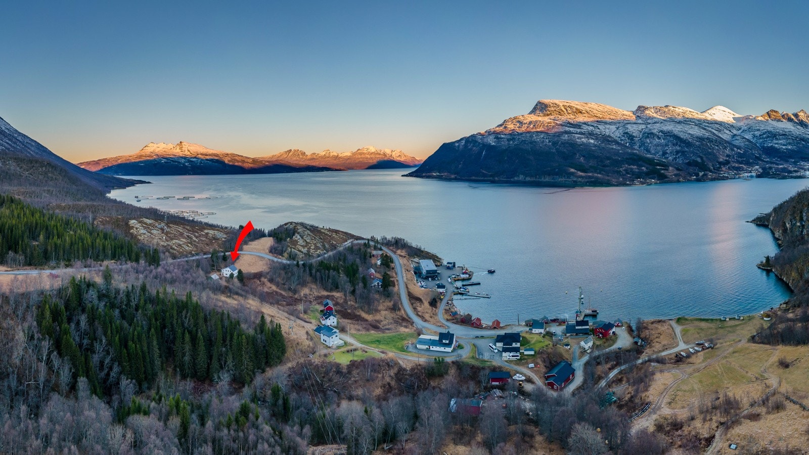Frittliggende bolig med fjøs/uthus beliggende i Balteskard, ca 5 km fra Grovfjord sentrum. Galleribilde