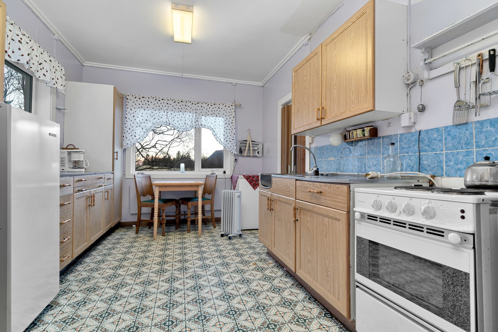 Kjøkkenet har innredning med profilerte fronter og benkeplate av laminat. Galleribilde