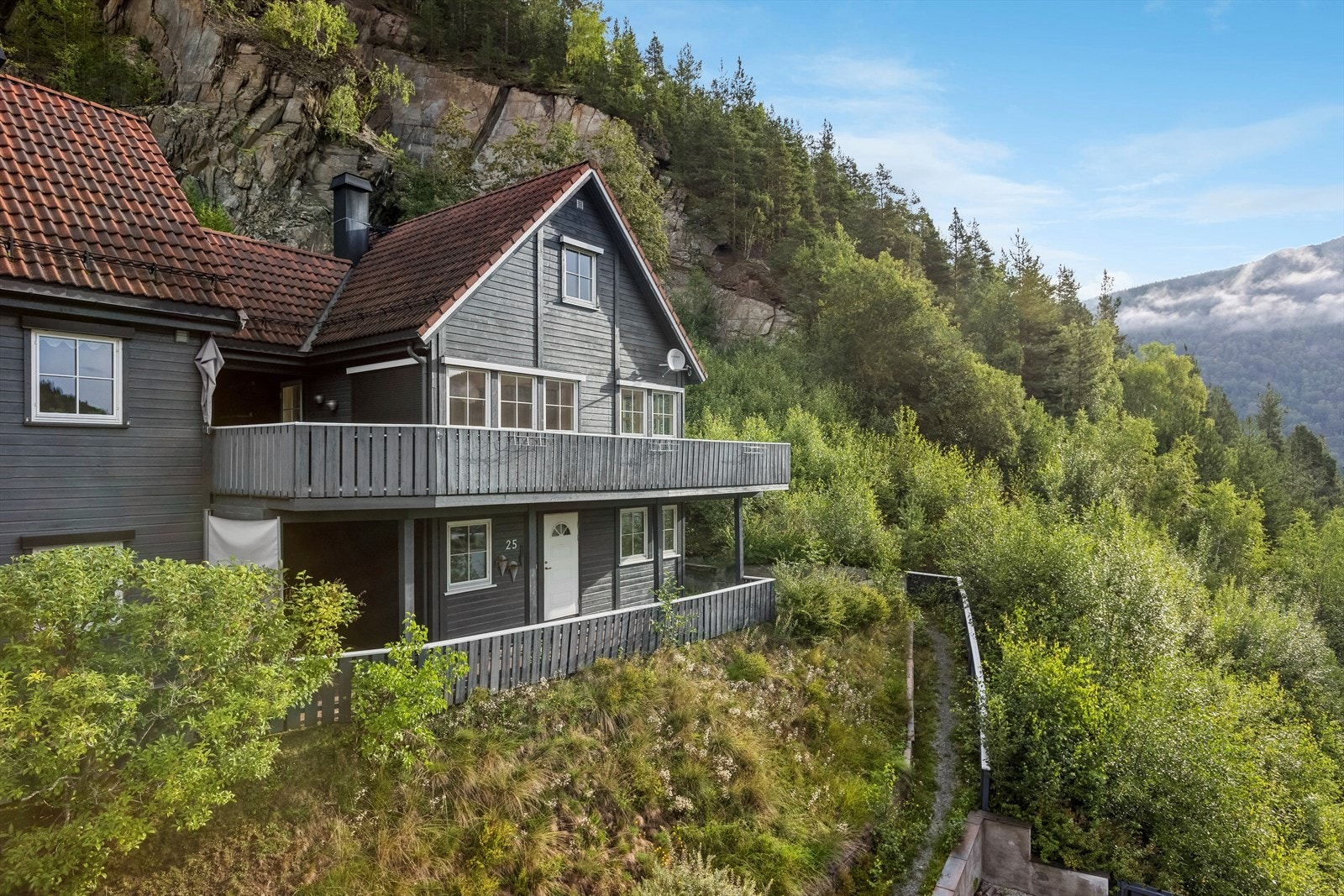 Ottekreberget 25 er et normalt godt vedlikeholdt rekkehus beliggende ca. 10 minutters gange i fra Otta sentrum. Galleribilde