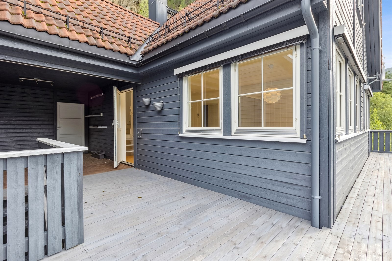 Eiendommen er opparbeidet med flotte uteområder - både veranda/terrasse og balkong. Galleribilde