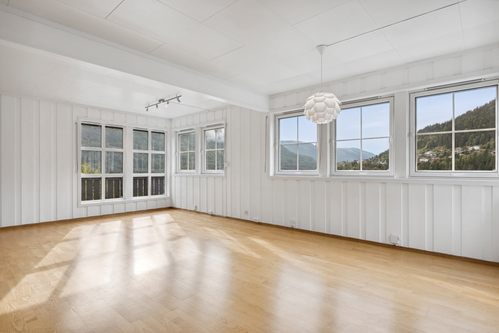 Romslig stue med parkettgulv. Galleribilde