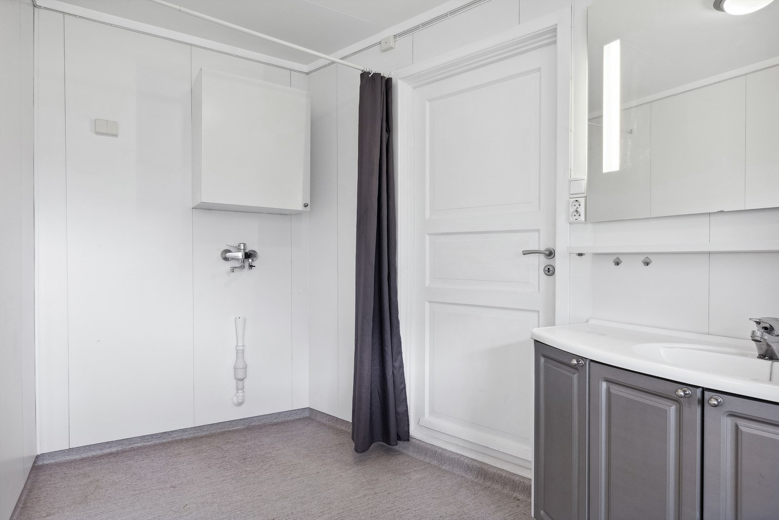 Baderommet har elektriske varmekabler i gulv. Galleribilde