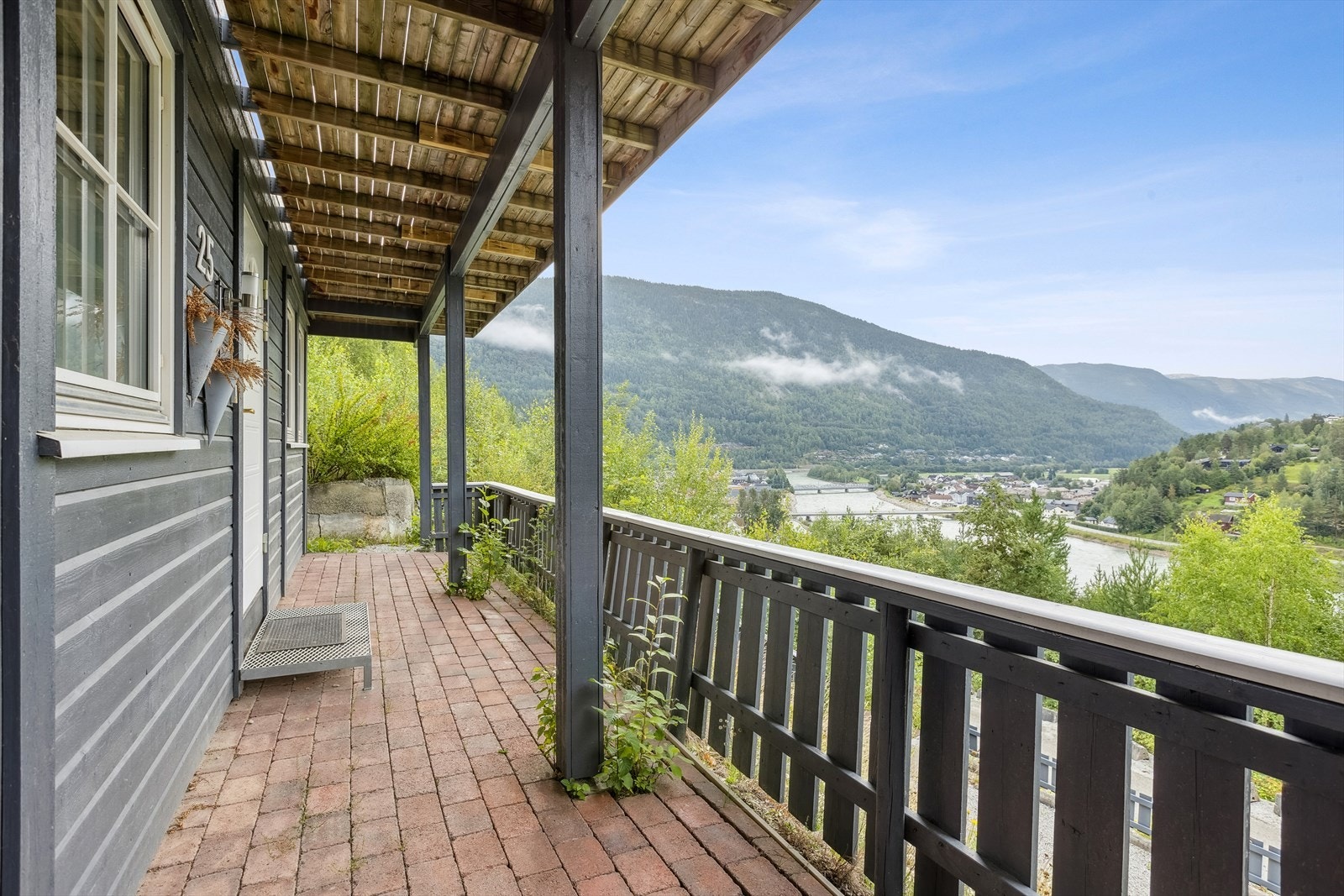 Fint uteområde med utsikt mot Otta sentrum. Galleribilde