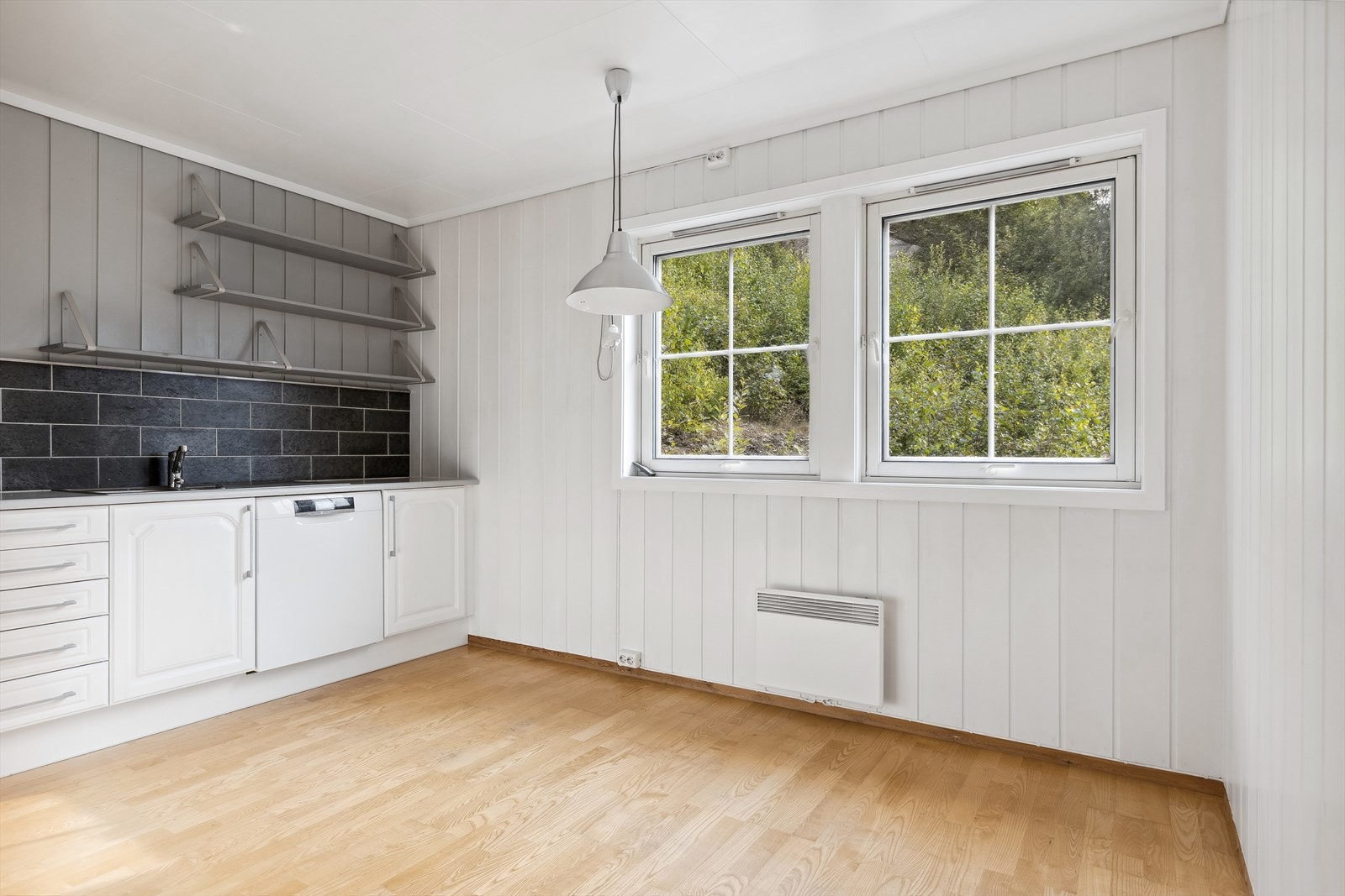 Kjøkkenet er utstyrt med opplegg for oppvaskmaskin og komfyr med ventil over. Galleribilde