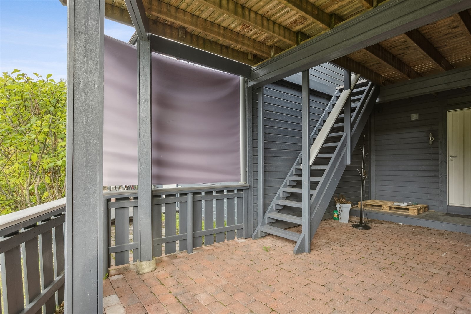 Ute - bod inn døren rett frem. Galleribilde