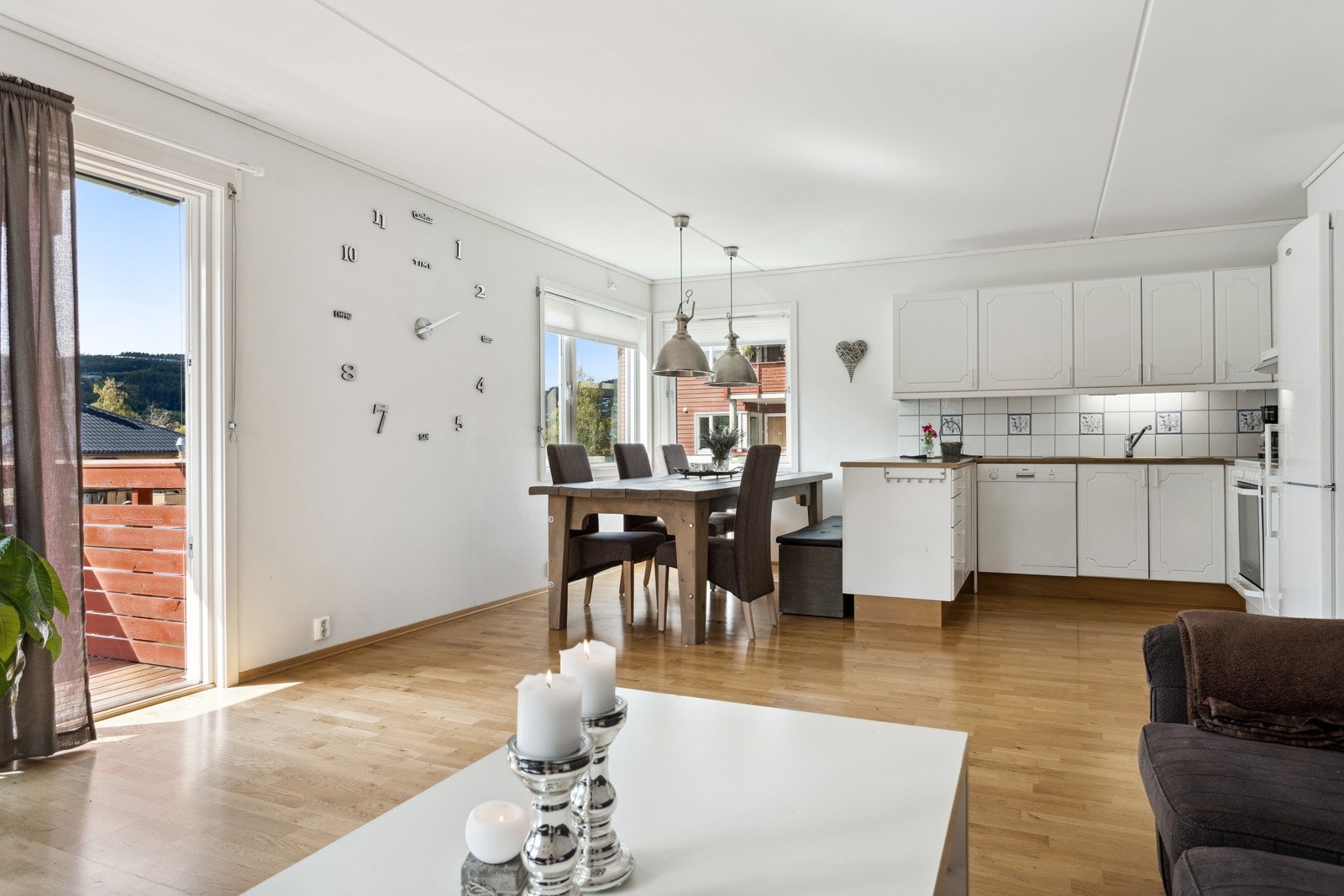 Lys og romslig stue med utgang til solrik veranda mot sør/vest. Galleribilde