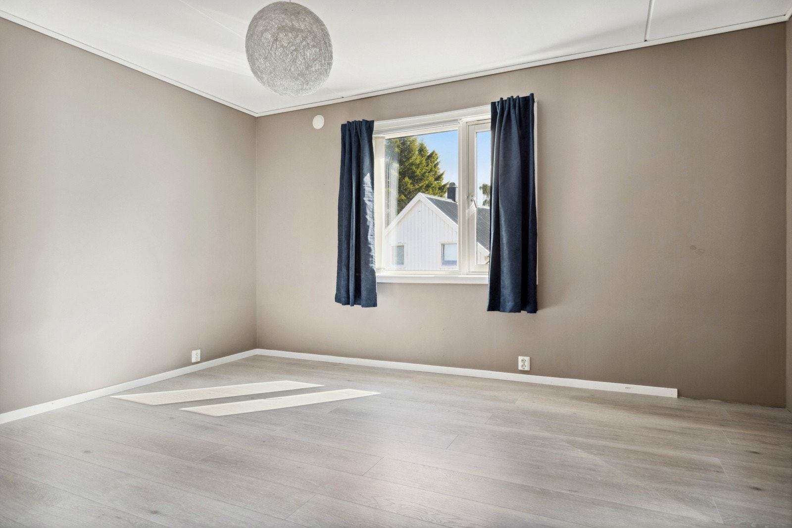 Romslig soverom på 14 kvm, med plass til en stor dobbelseng og evt. ekstra garderobe. Galleribilde