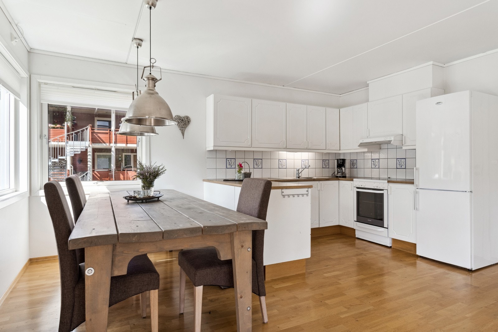 Den praktiske planløsningen gir mulighet for flere sittegrupper. Galleribilde