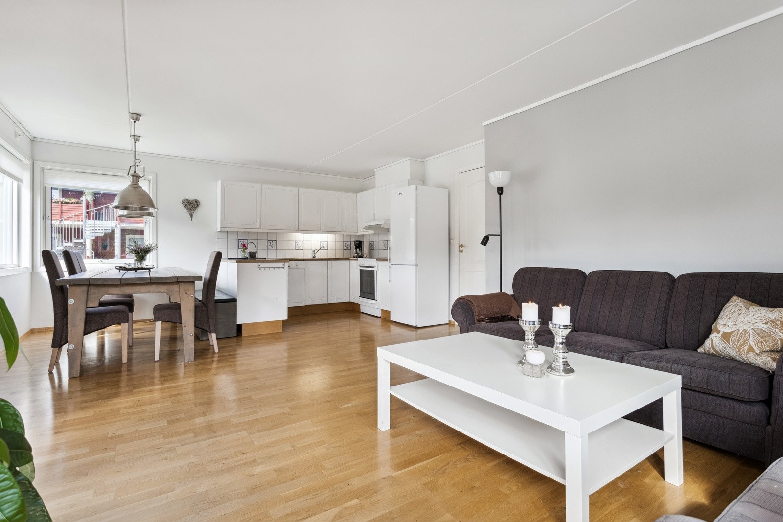 Praktisk og innbydende leilighet med åpen løsning mellom stue og kjøkken. Galleribilde
