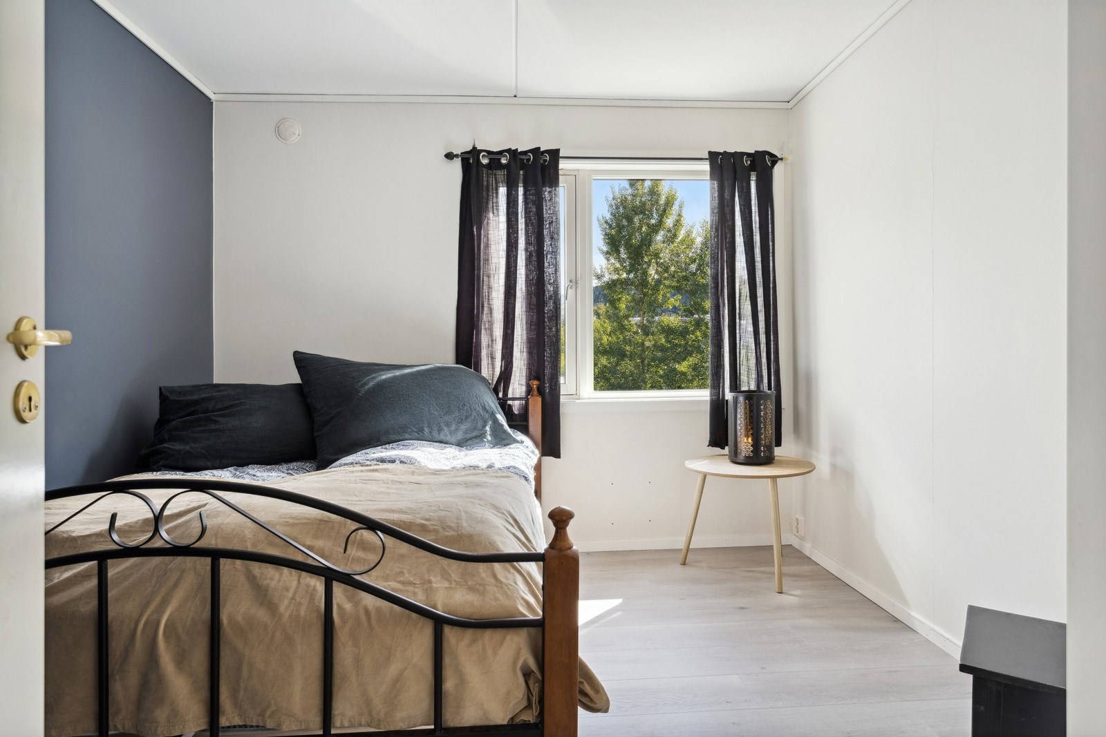 Soverom 2 byr også på god plass med 10 kvm. Galleribilde