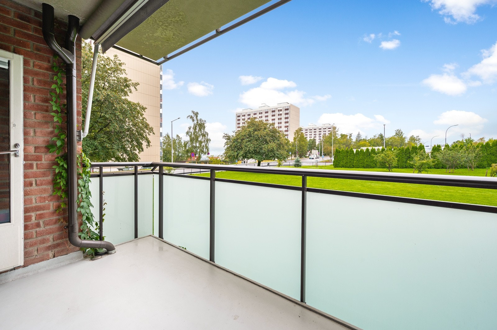 Her får du en usjenert og stor balkong på 7 kvm vendt mot vest. Galleribilde