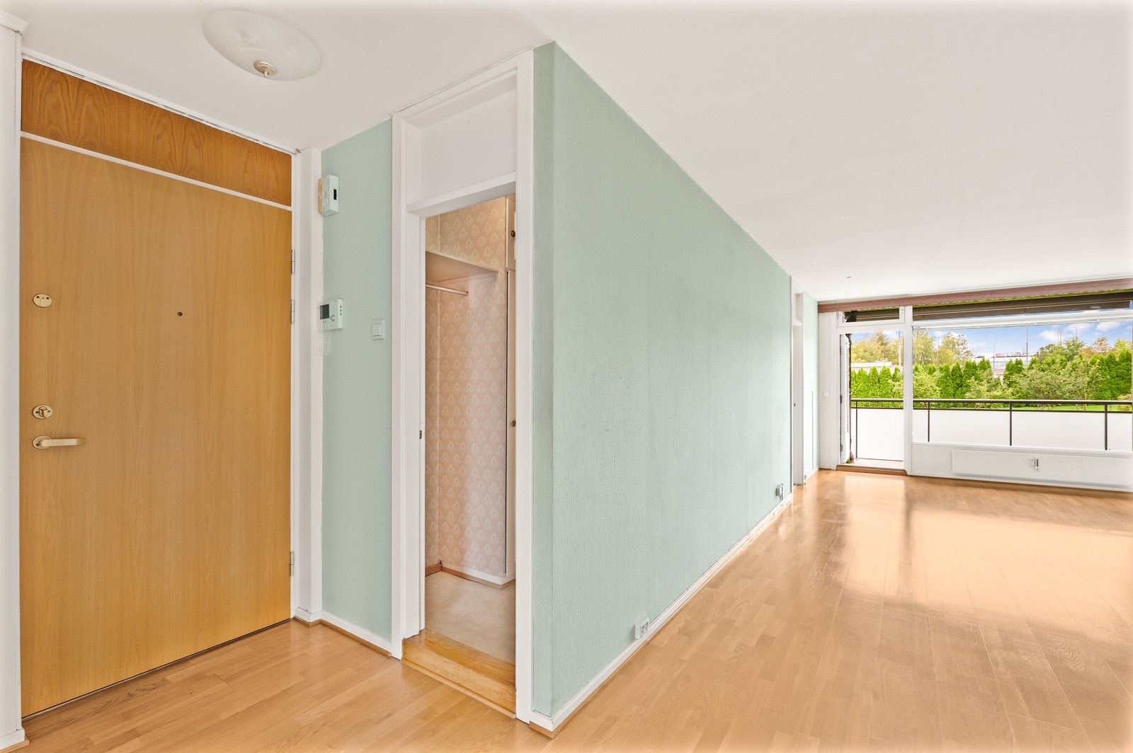 Inn til garderoberom og bad. Galleribilde