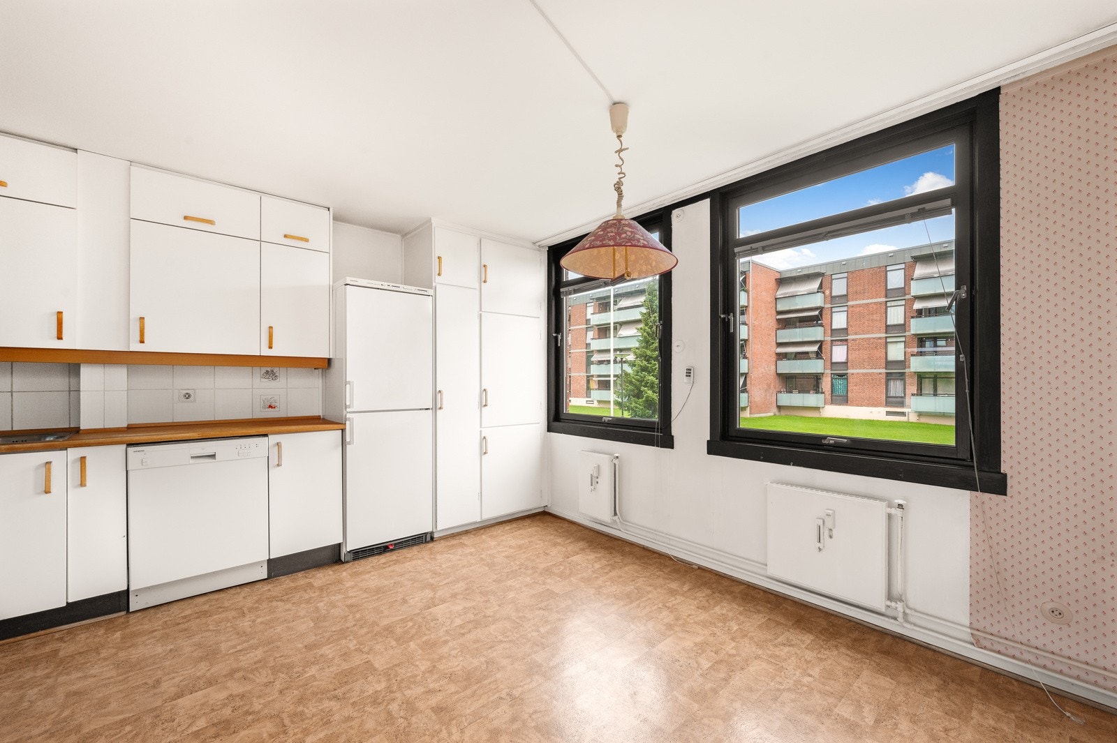 Kjøkkenet vil du finne i et separat rom hvor selve rommet har en svært god størrelse. Galleribilde