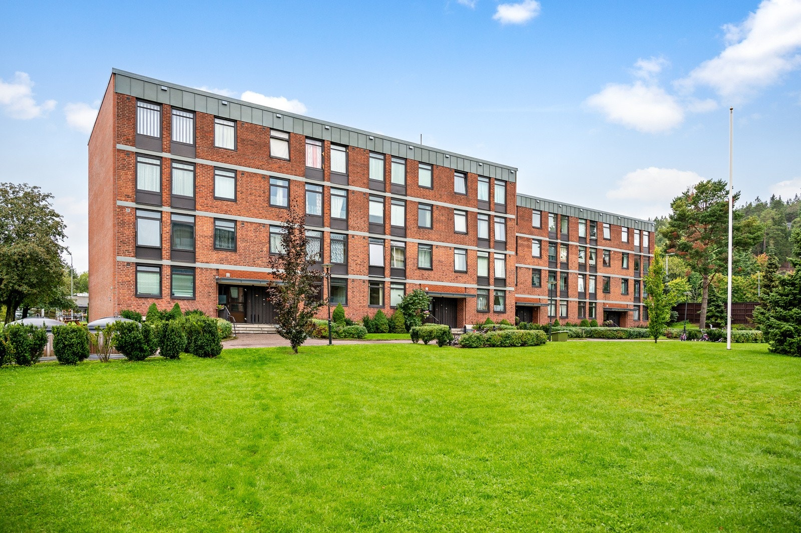 Sameiet har en fin og pent opparbeidet tomt, til glede for både stor og små! Galleribilde