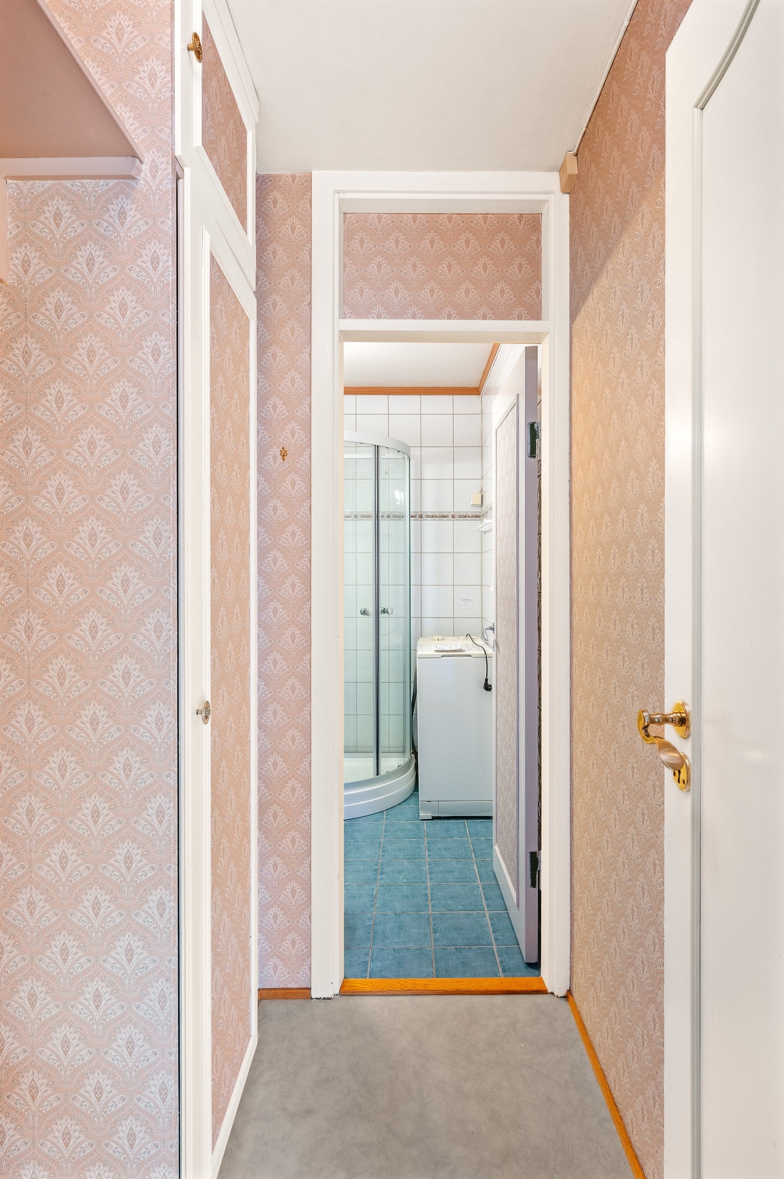 Rommet ved siden av badet fungerer ypperlig som garderoberom hvor du har rikelig med oppbevaringsmuligheter i garderobeskapet. Galleribilde