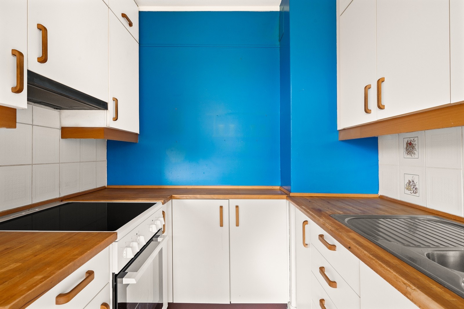 Kjøkkenet vil du finne i et separat rom hvor selve rommet har en svært god størrelse. På kjøkkenet har du plass til stort spisebord med stoler. Stekeovnen er kjøpt inn i nyere tid. Galleribilde