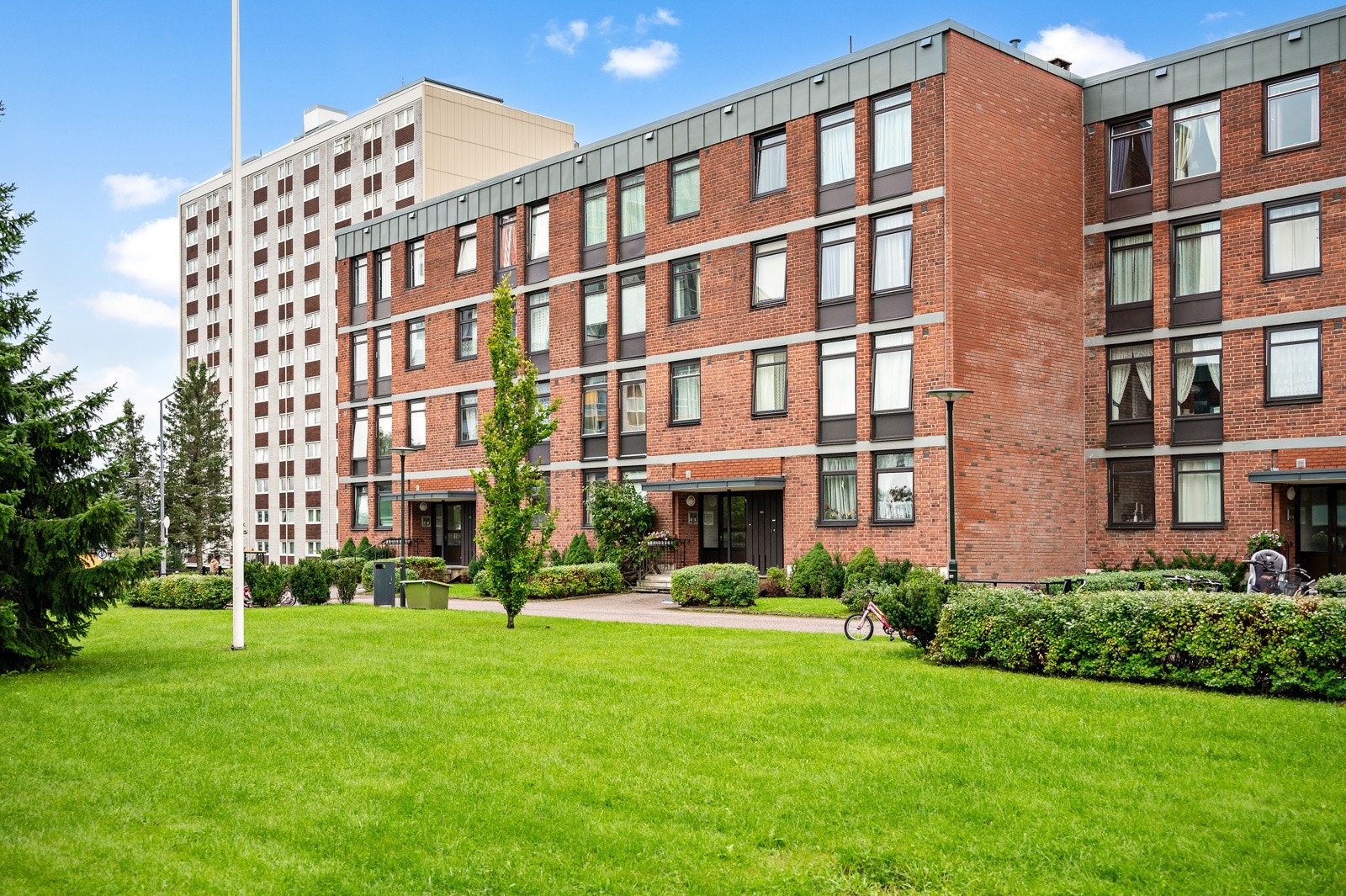 Tomten er pent beplantet med blomster og busker, og det er flere sittegrupper. Galleribilde