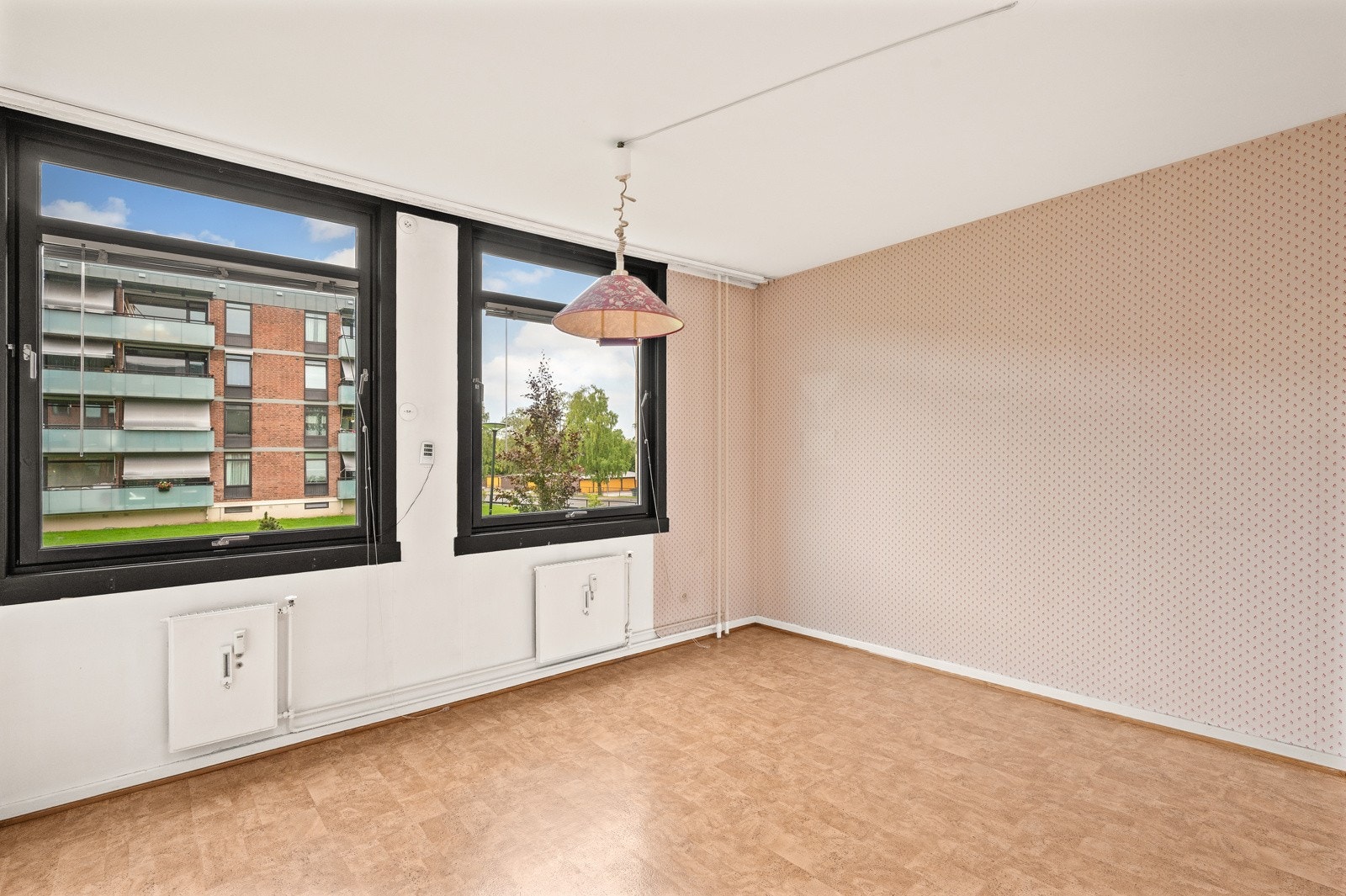 Om ønskelig kan man dele dette rommet i to og få et soverom nr. 2. og ev. nr. 3. Se alternative plantegninger. Galleribilde