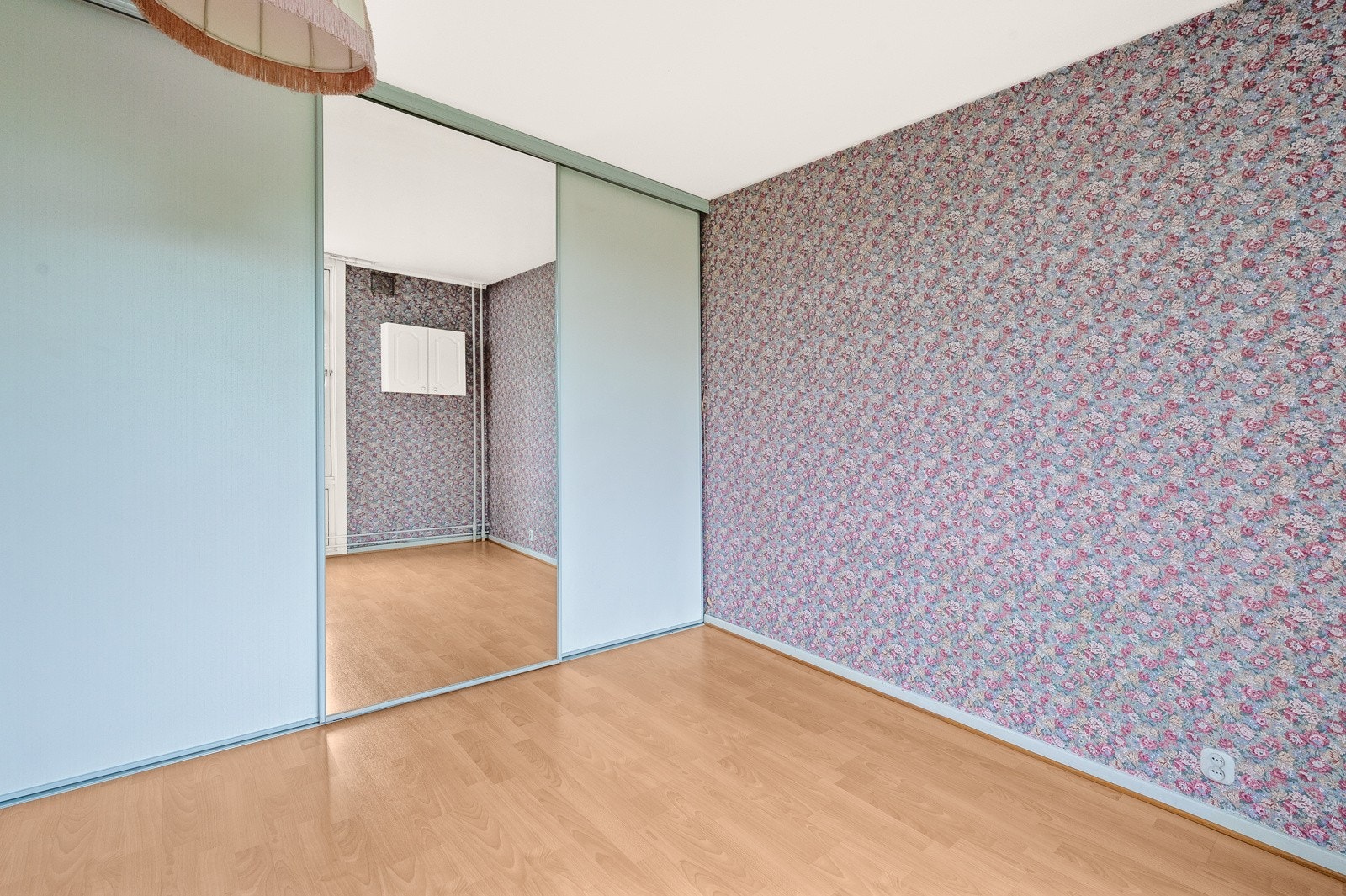 Her har du en skyvedørsgarderobe som gir deg god plass til oppbevaring, og det er plass til stor dobbeltseng på soverommet. Galleribilde