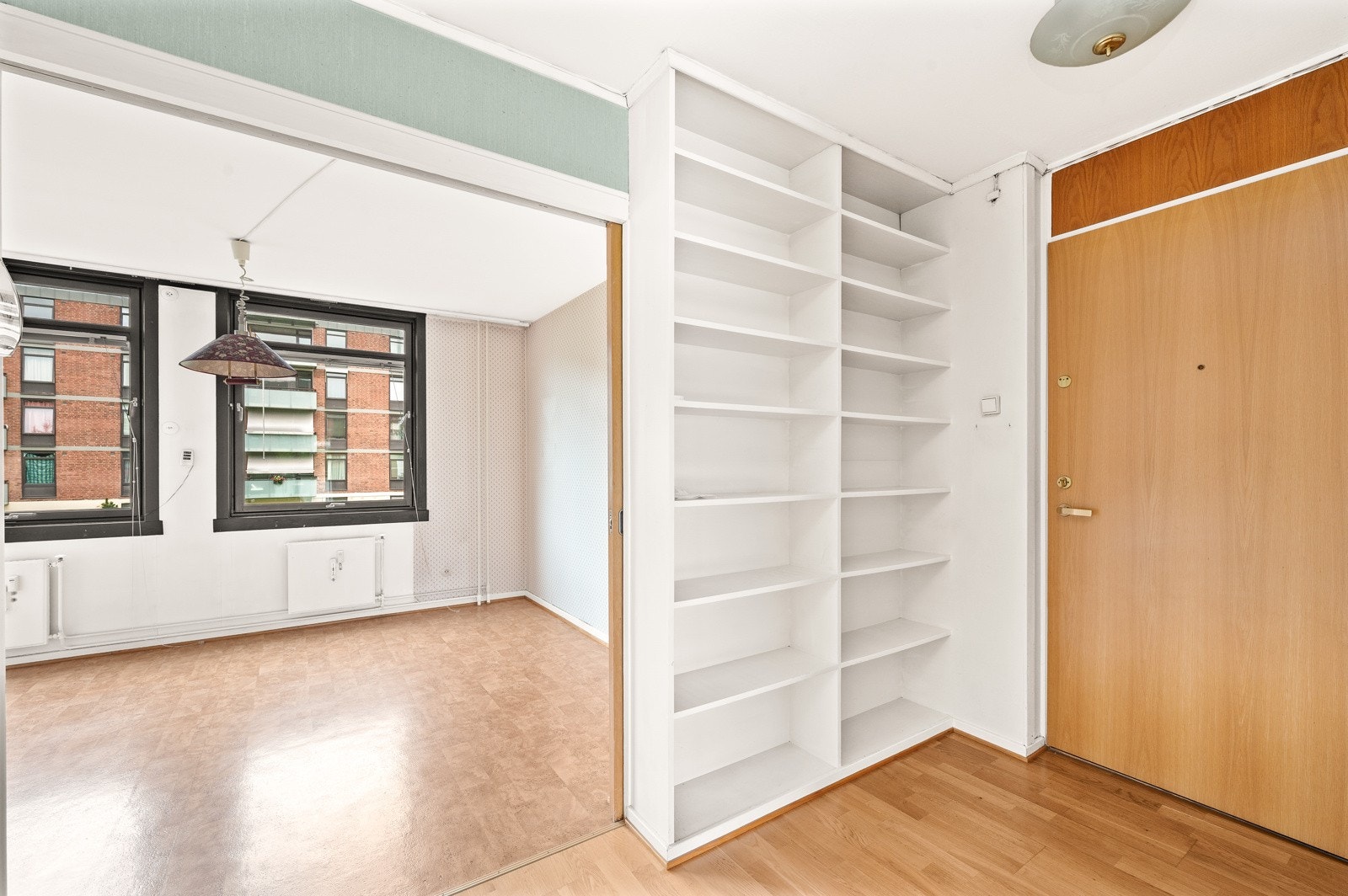 Ditt første møte med leiligheten er en innbydende og romslig entré med plass til oppbevaring av sko- og ytterbekledning. Galleribilde