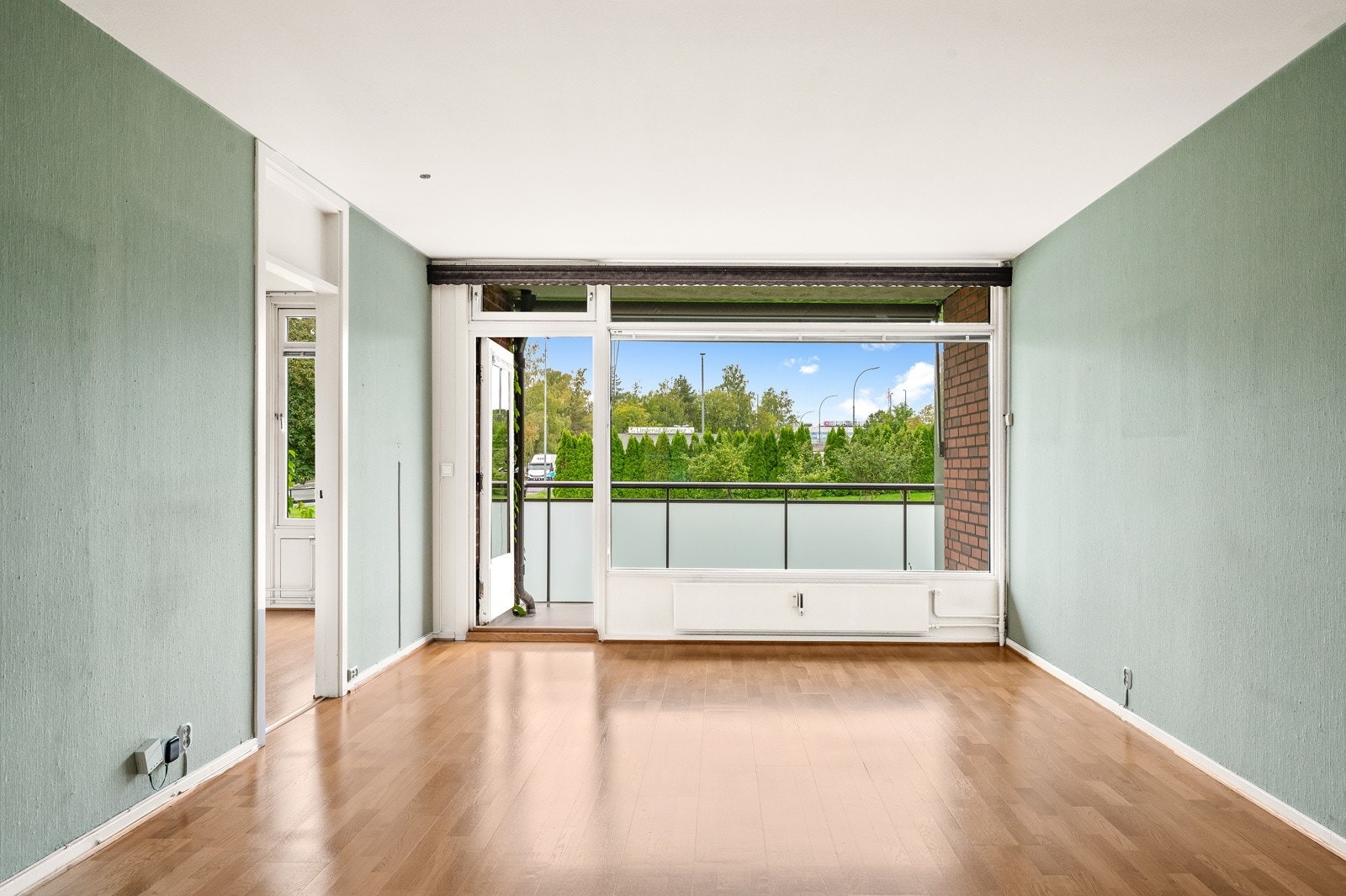 Her får du en stor og lys stue med flere møbleringsmuligheter i flere sonere. Galleribilde