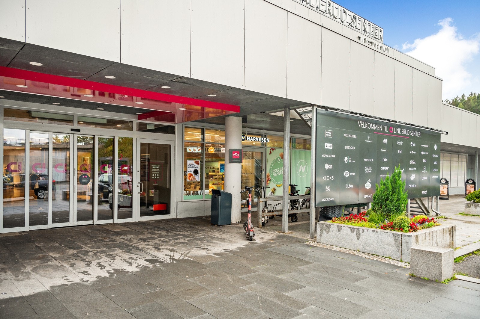 Kort gåavstand til flere dagligvarebutikker. Galleribilde