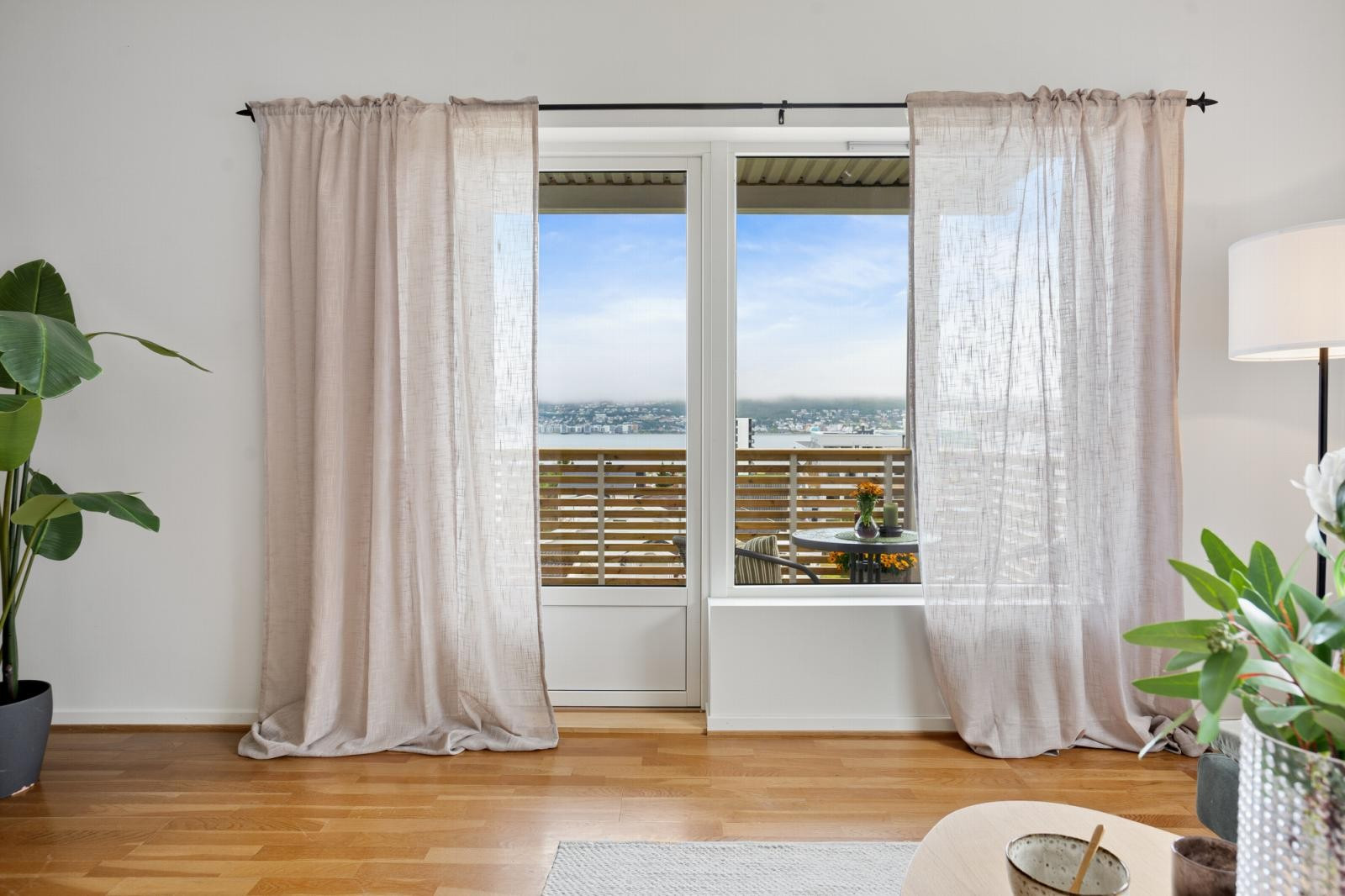 Fra stue har du utgang til veranda på ca. 8 m².