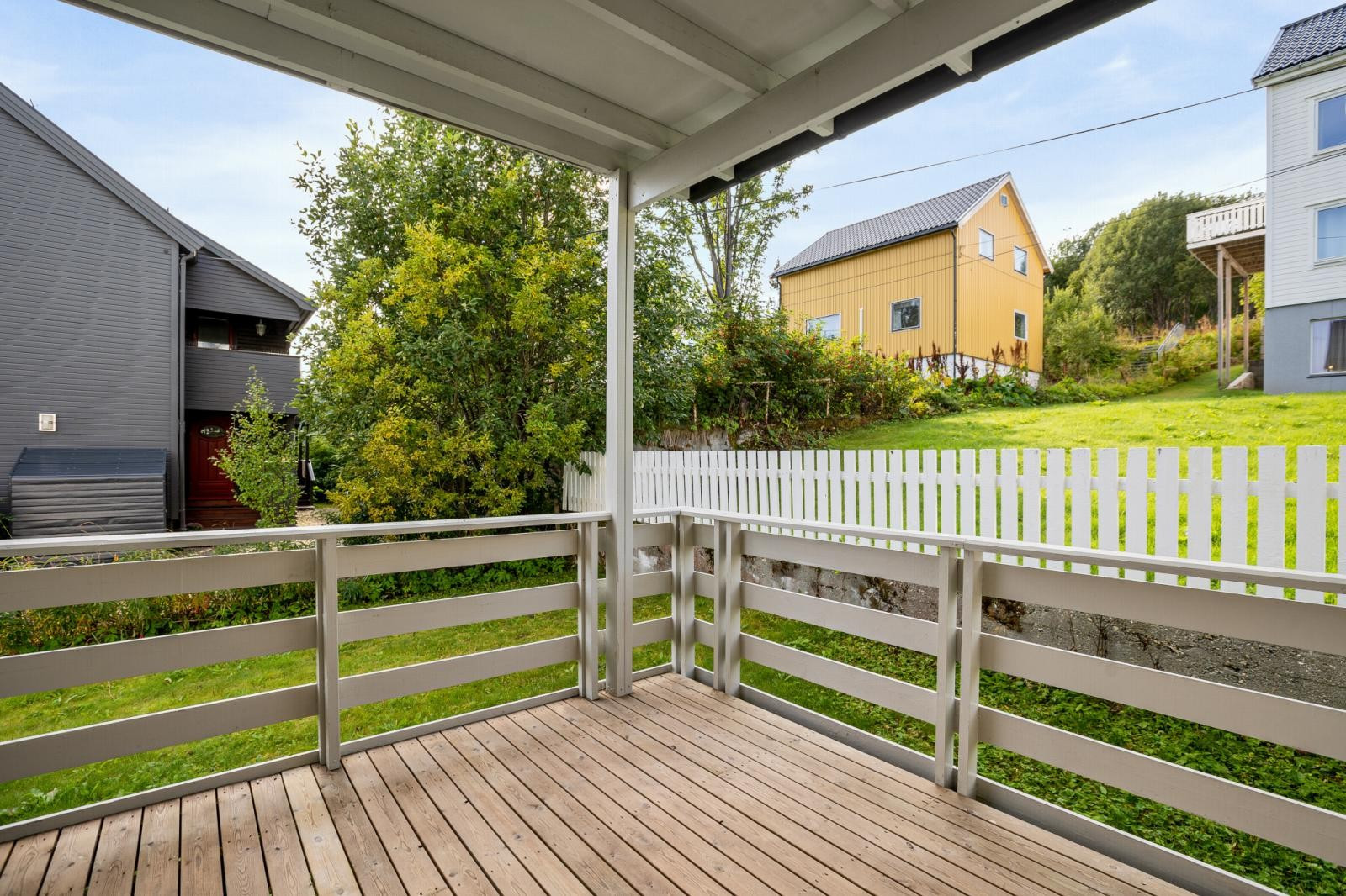 Sørvestvendt veranda med ettermiddag- og kveldssol.