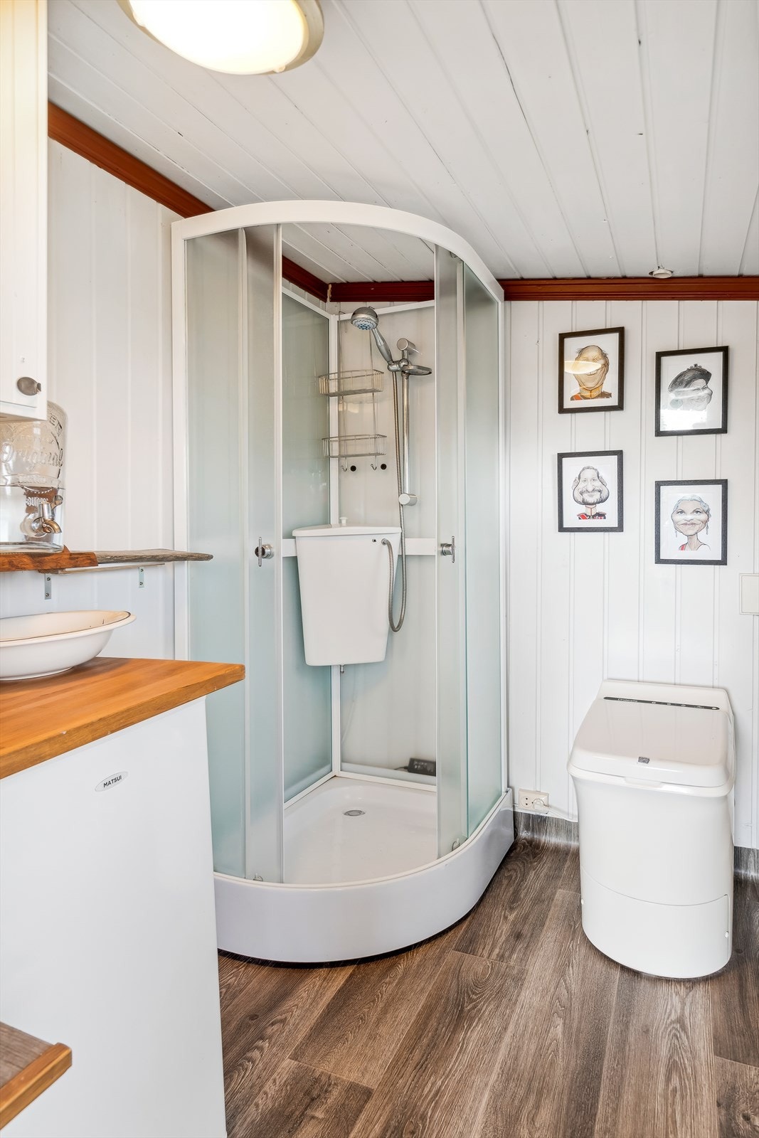 For å opprettholde et komfortabelt nivå på fasiliteter er det etablert smarte løsninger som elektrisk pumpedusj og forbrenningstoalett Galleribilde