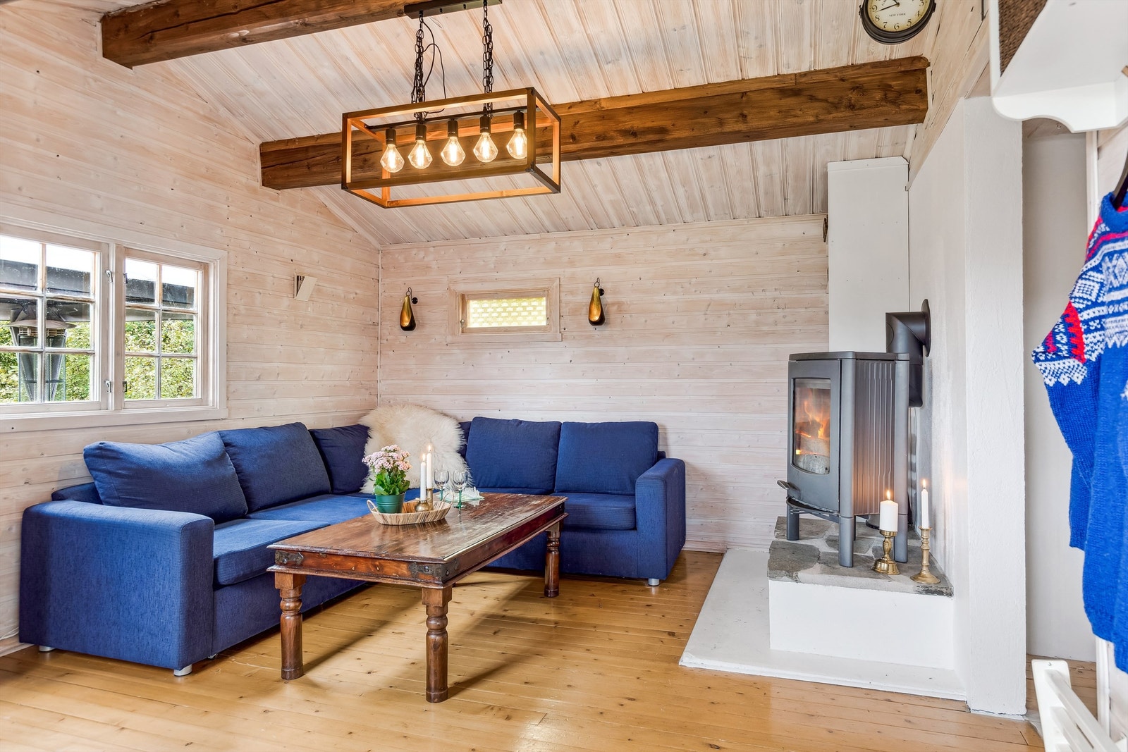 Stuen for øvrig har god plass til møblering av sofagruppe og det er satt inn ny vedovn i 2021 Galleribilde