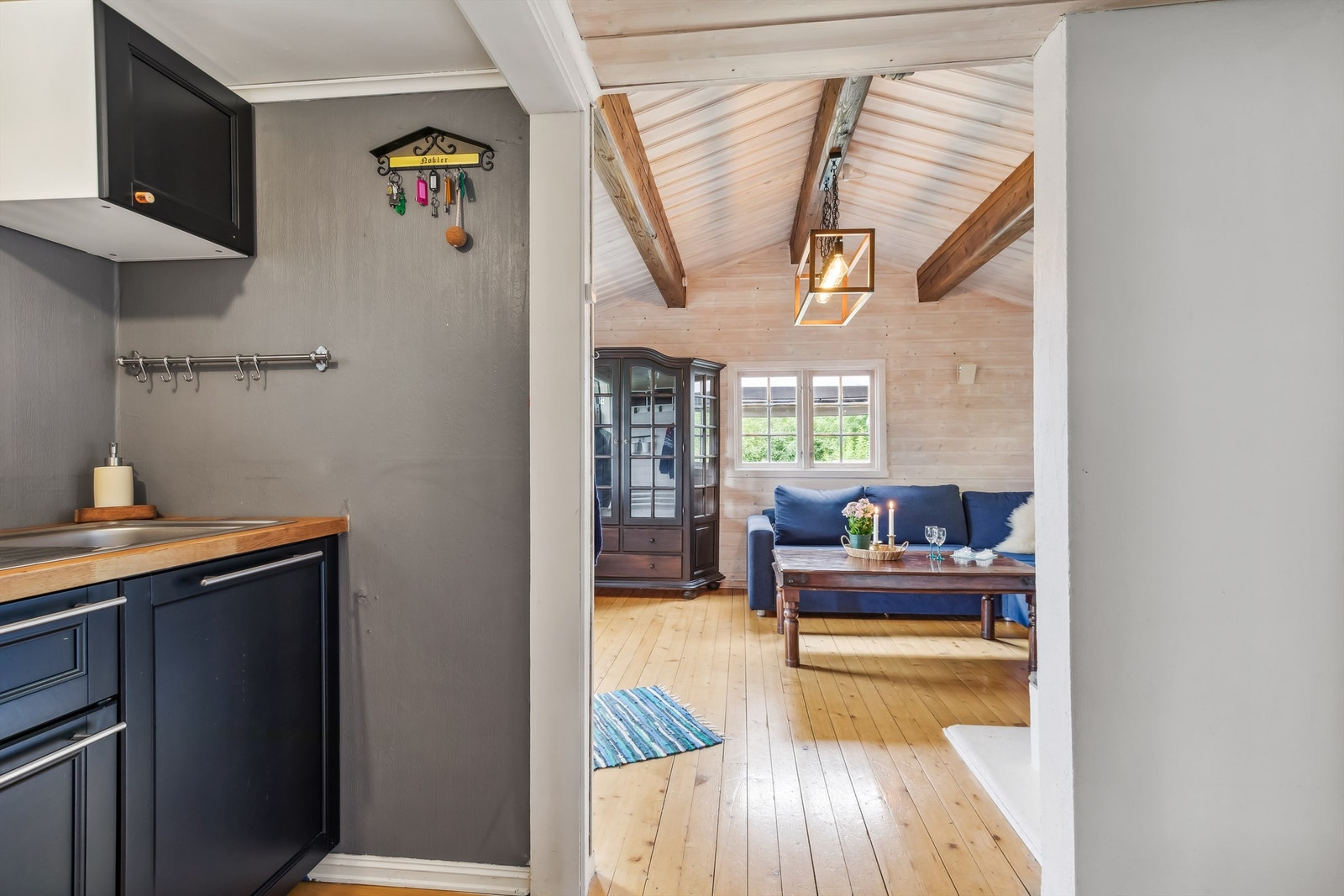 Kjøkkenet ligger rett innenfor stuen Galleribilde