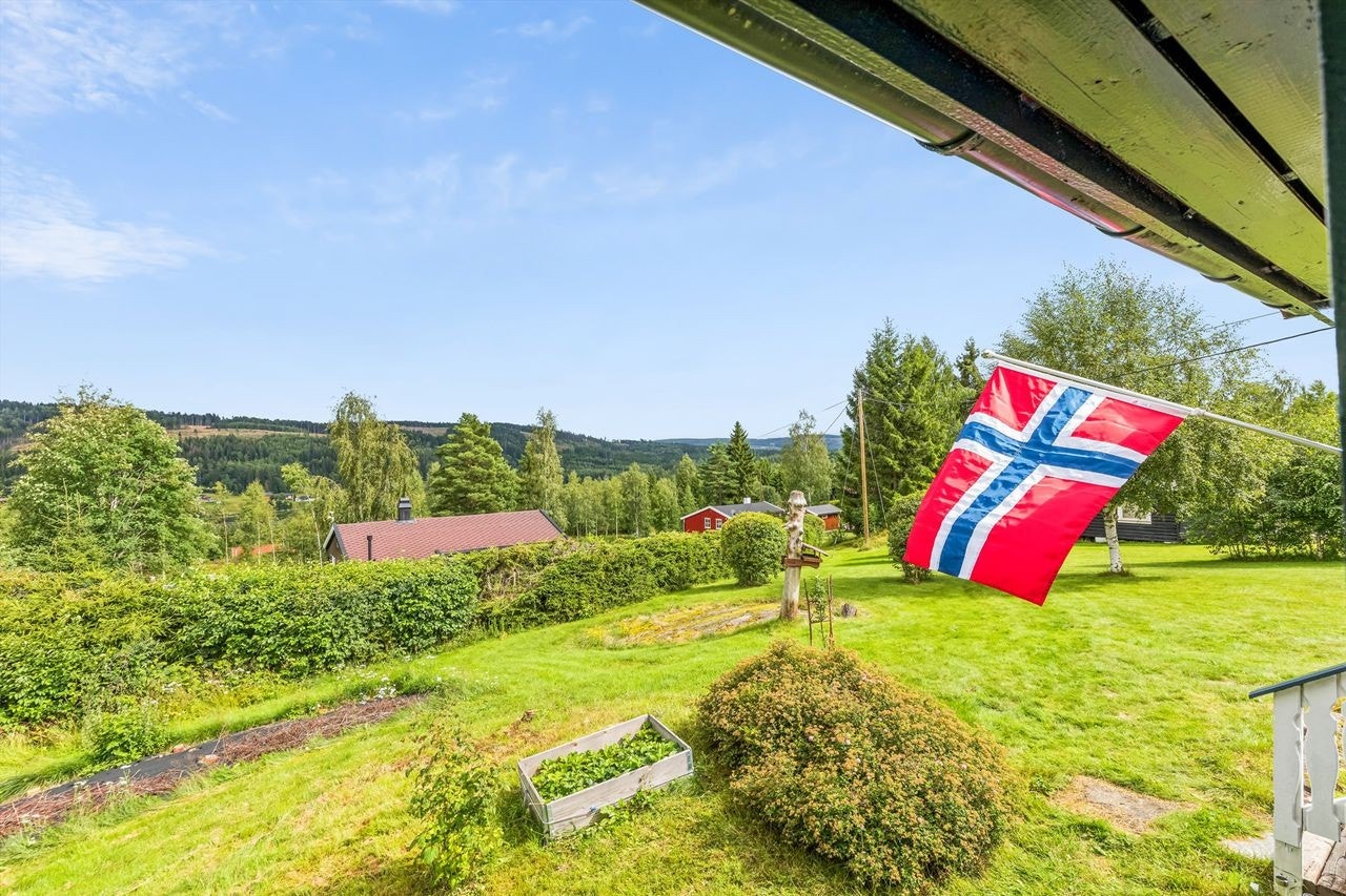 Eiendommen ligger i landlige og usjenerte omgivelser med gode solforhold og utsikt over Dølisjøen Galleribilde