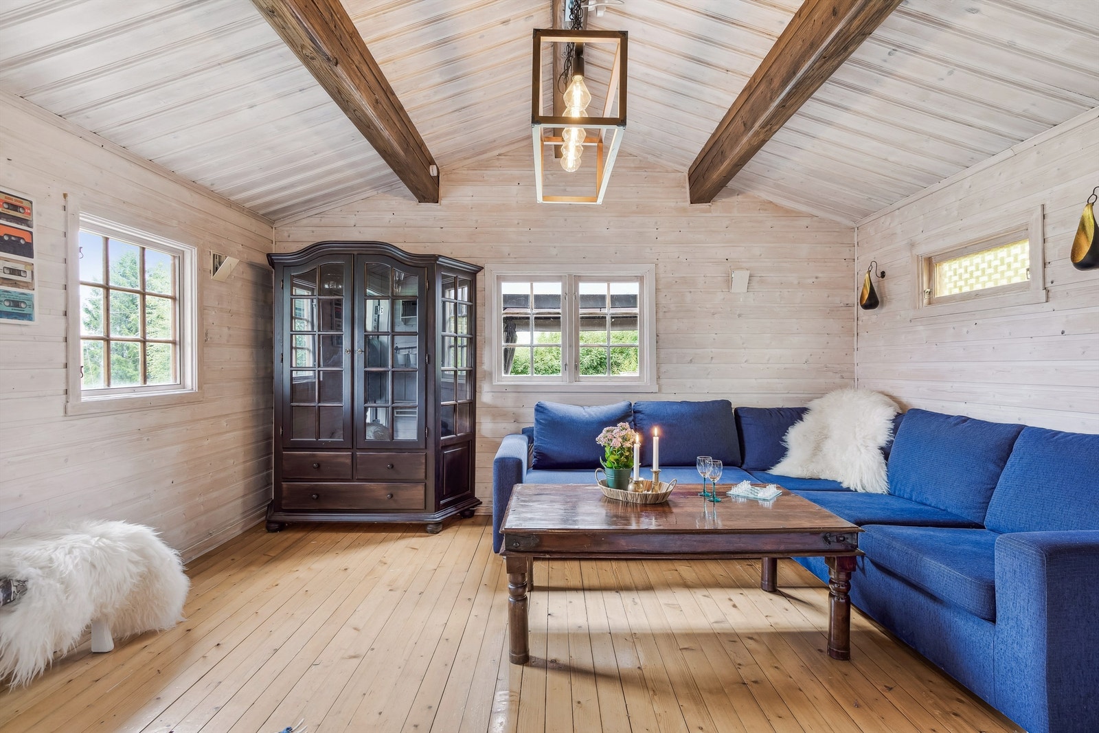 Den åpne skråhimlingen gjør at stuen oppleves som luftig Galleribilde