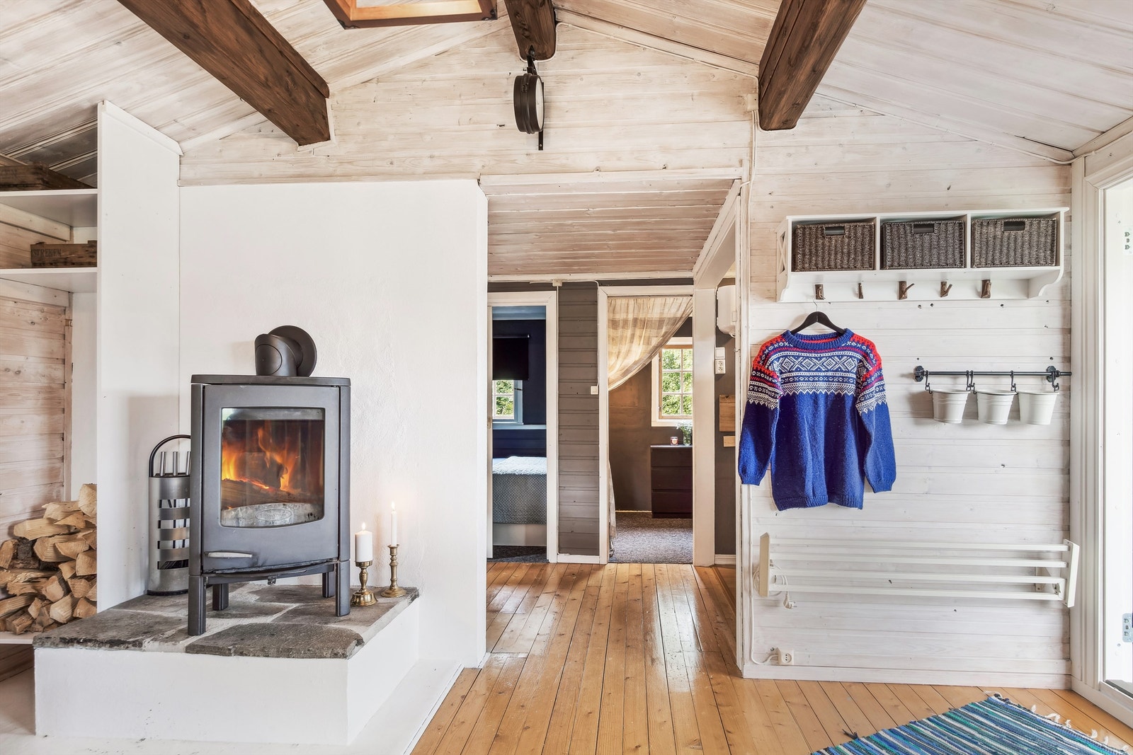 Dette er en koselig hytte med to soverom, kjøkken, stue og toalett/dusjrom Galleribilde