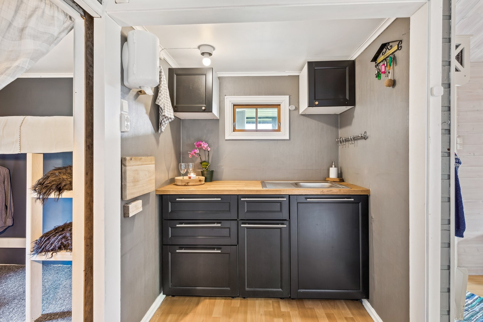 Det er en enkel, men tidsriktig og praktisk kjøkkenløsning Galleribilde