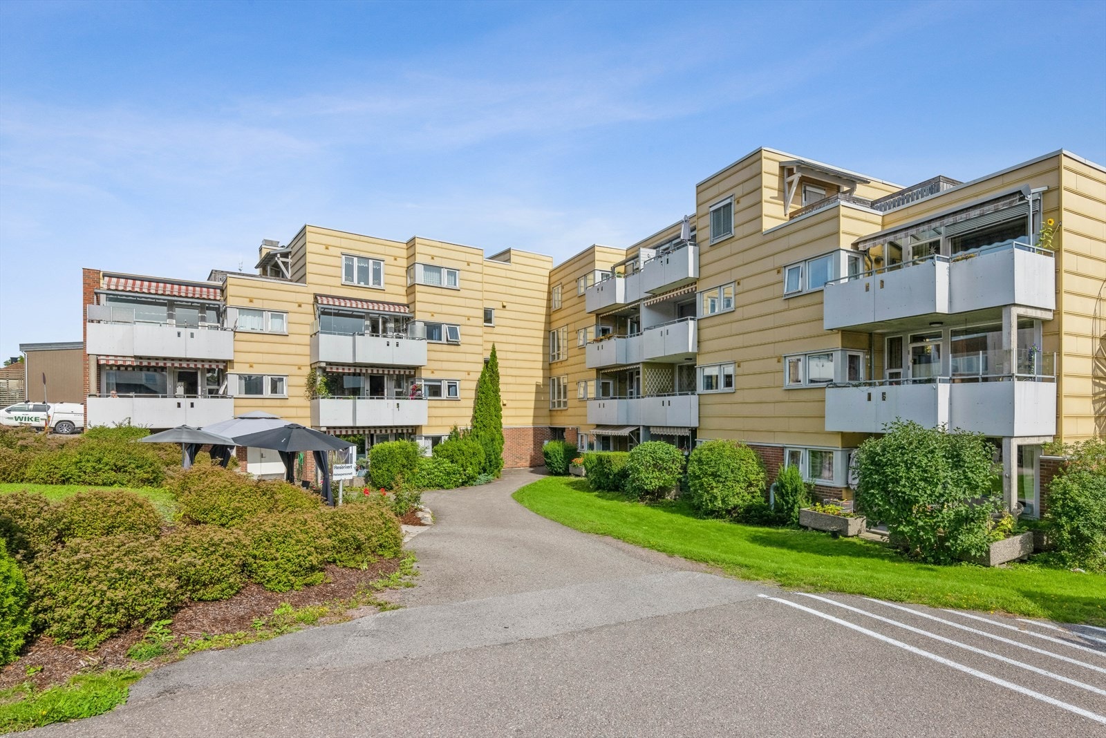 Ledig p-plass i bakgården. Galleribilde