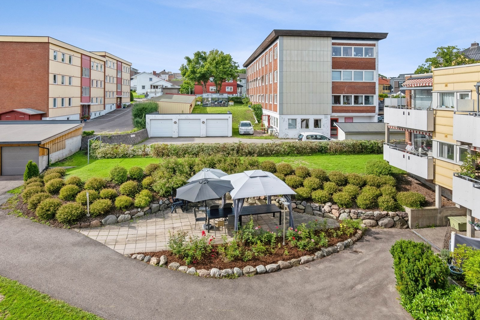 Flott bakhage med felles uteplass. Galleribilde